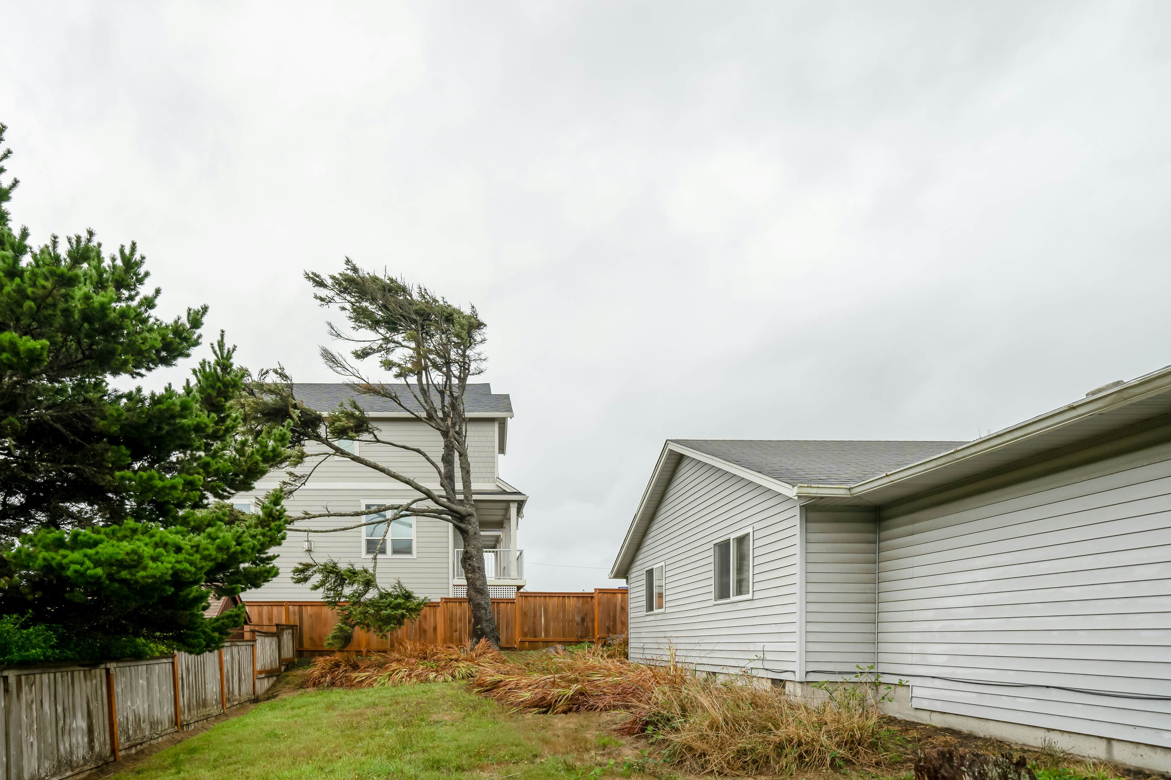 Cozy, dog-friendly getaway one block from beach with fireplace and gas grill