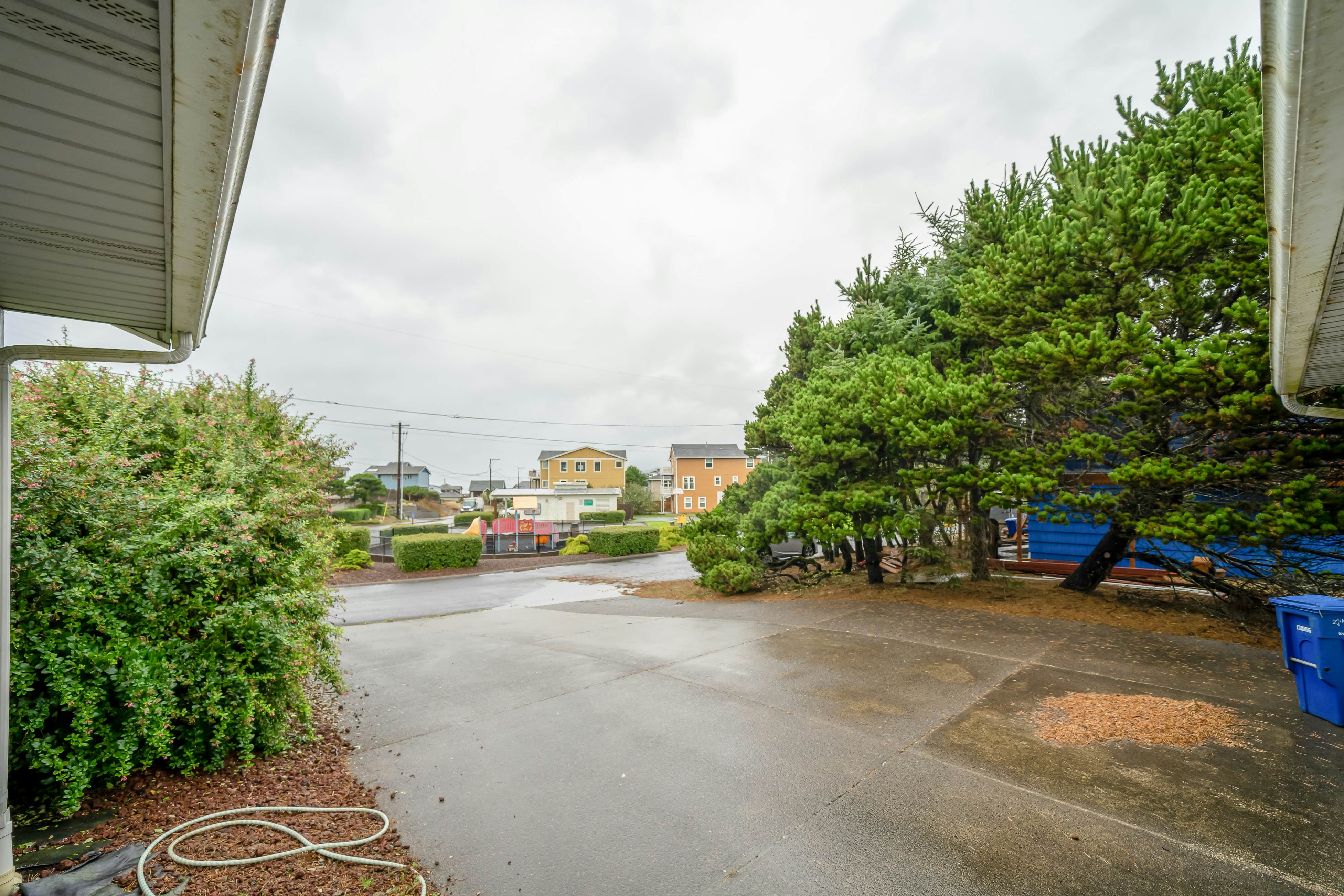 Cozy, dog-friendly getaway one block from beach with fireplace and gas grill