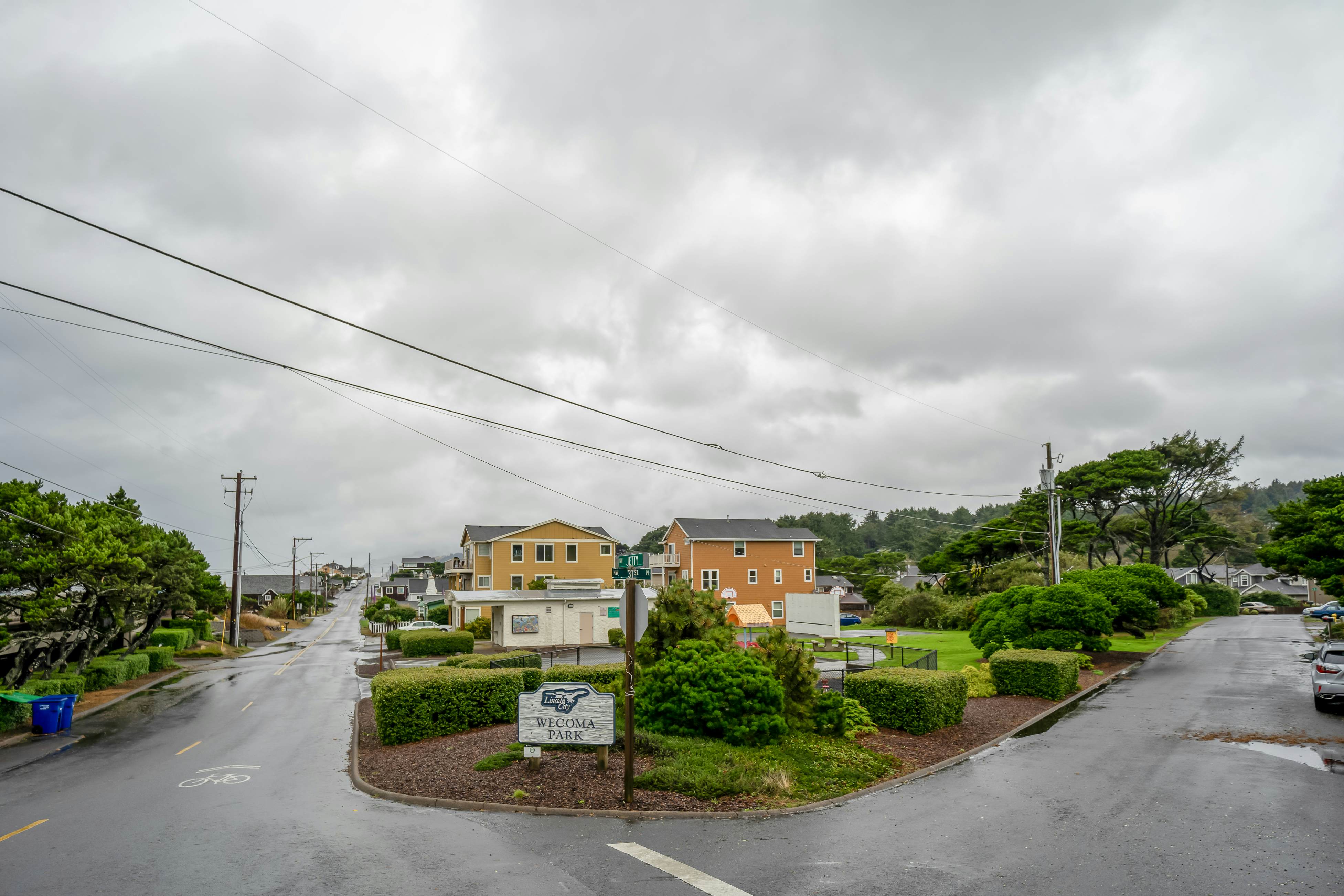 Cozy, dog-friendly getaway one block from beach with fireplace and gas grill