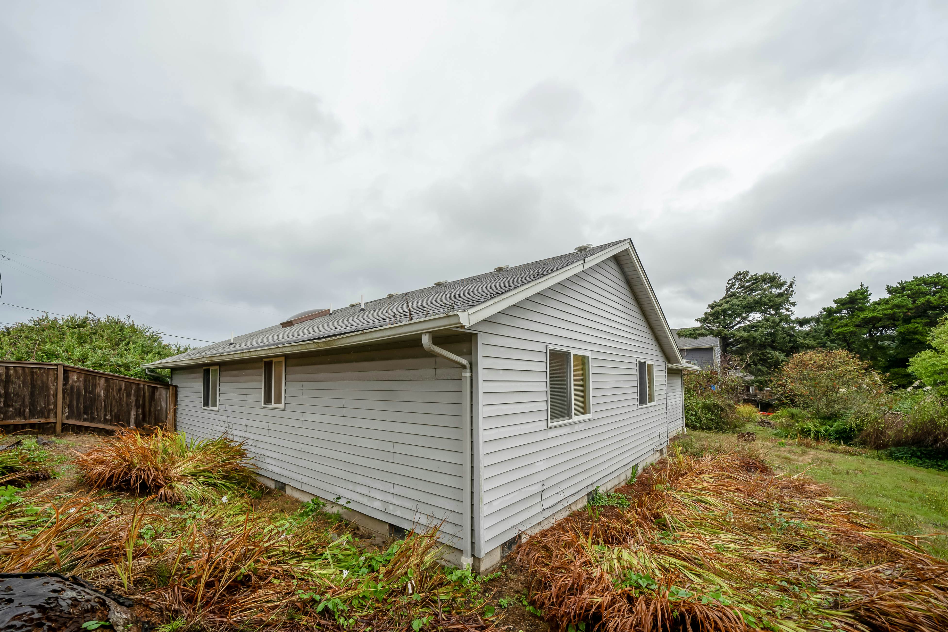 Cozy, dog-friendly getaway one block from beach with fireplace and gas grill