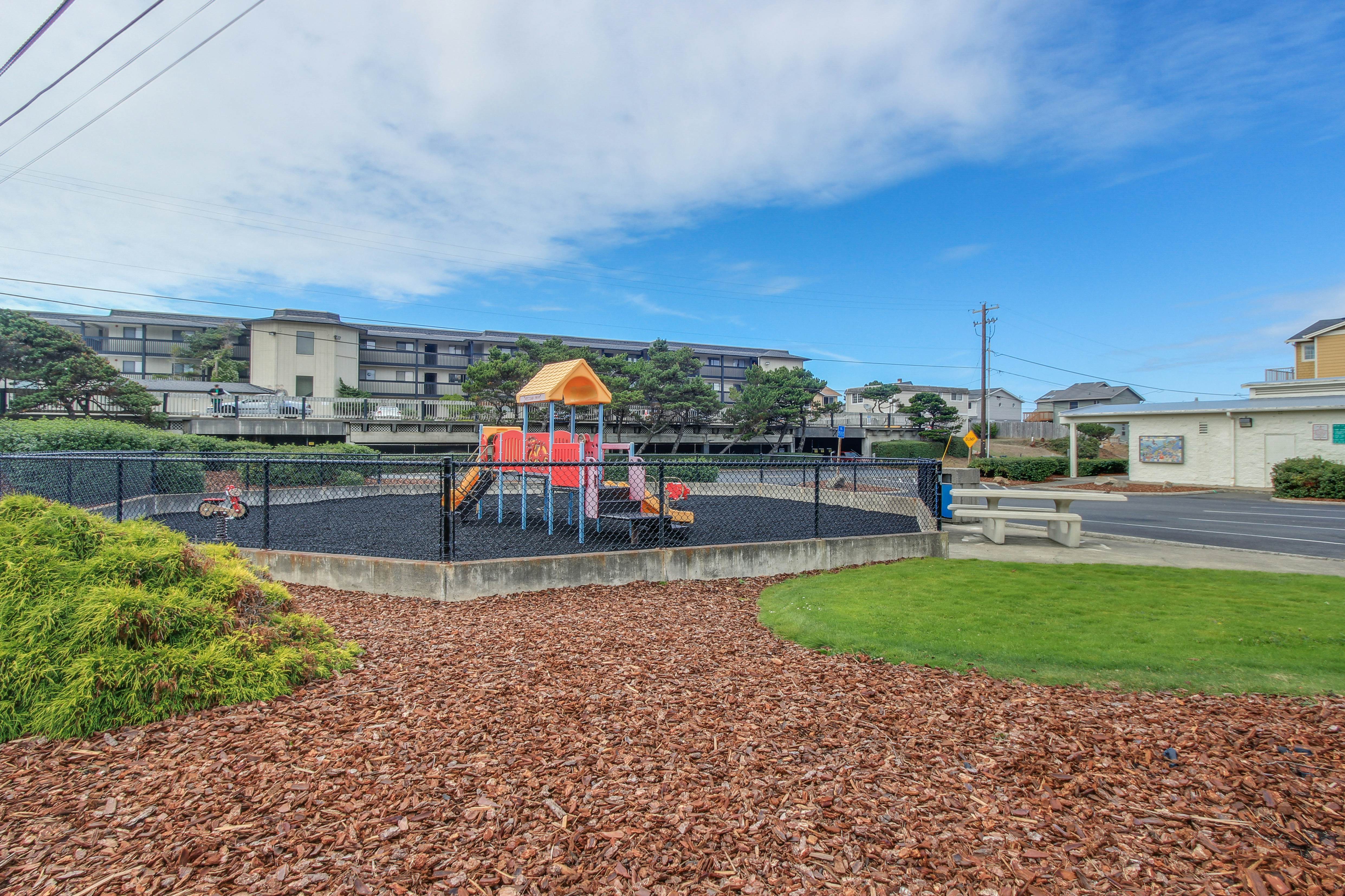 Cozy, dog-friendly getaway one block from beach with fireplace and gas grill