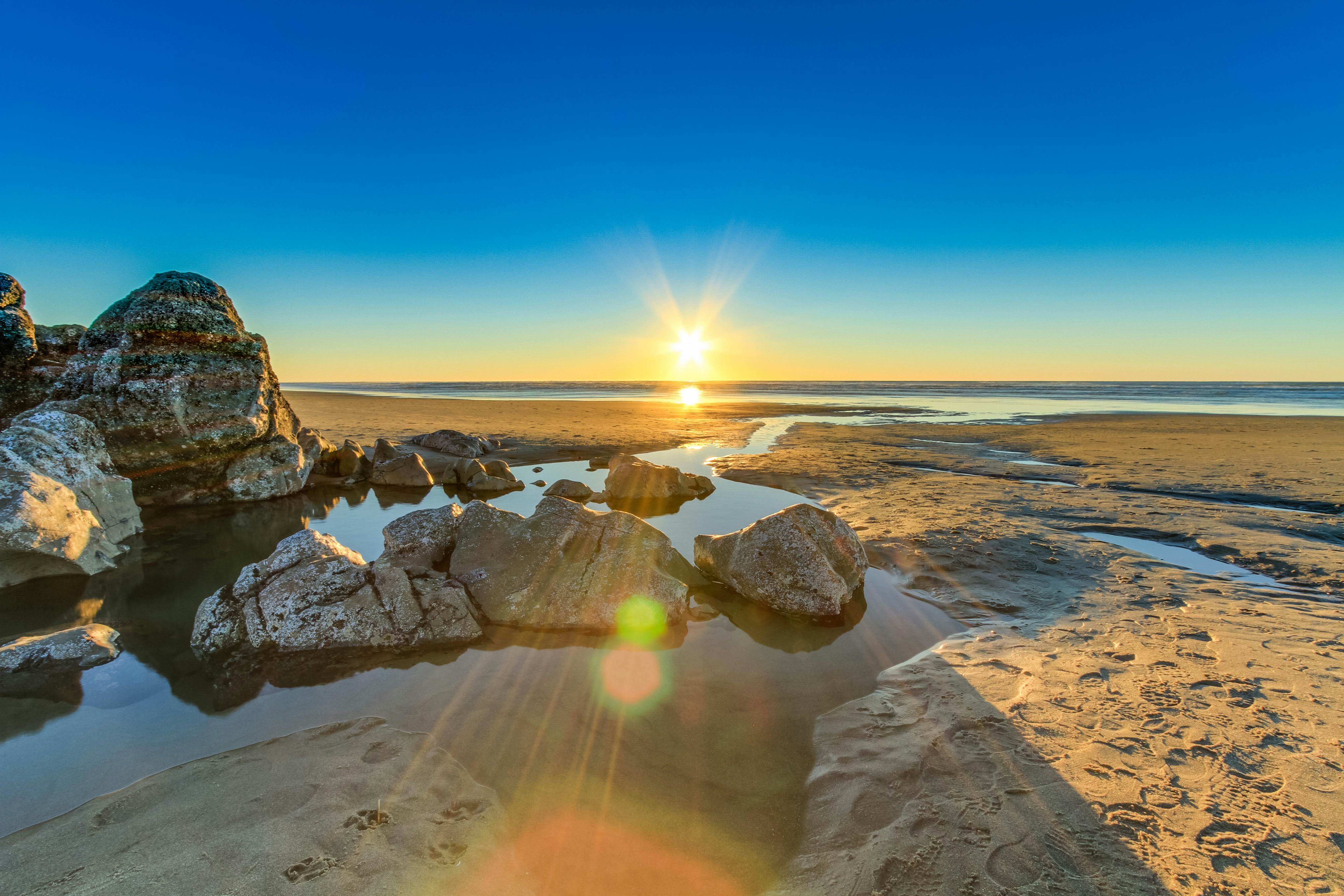 Cozy, dog-friendly getaway one block from beach with fireplace and gas grill