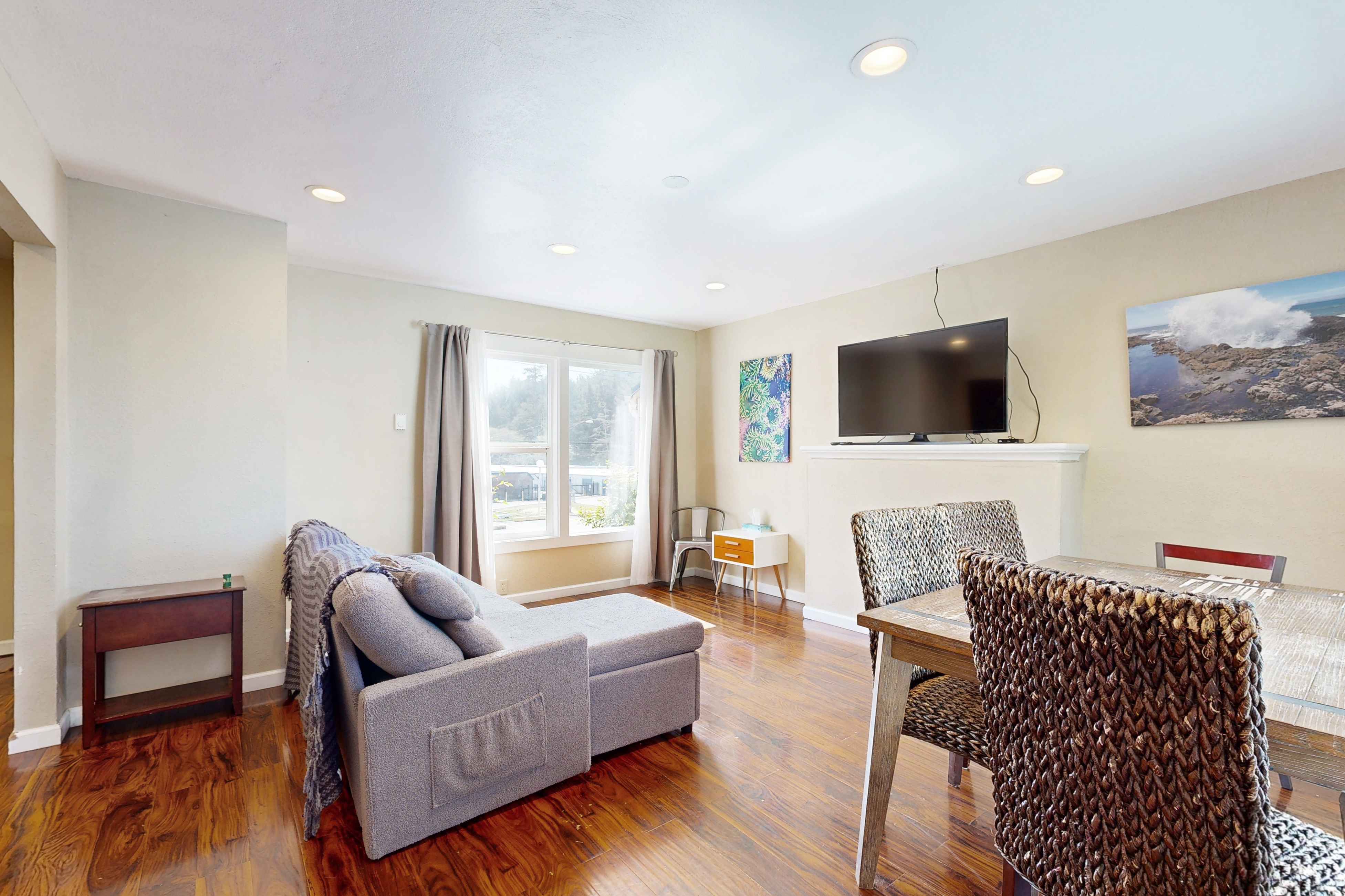 Modern Condo with Peekaboo Ocean Views Nearby Beach Access Dogs OK