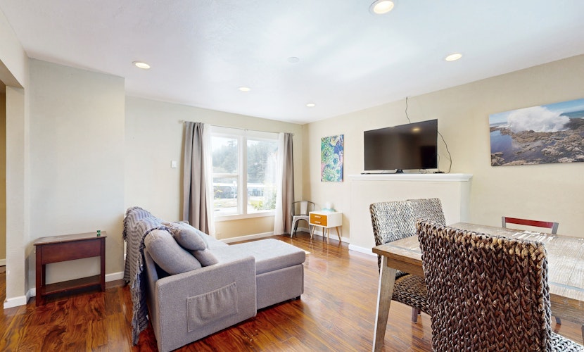 Modern Condo with Peekaboo Ocean Views Nearby Beach Access Dogs OK