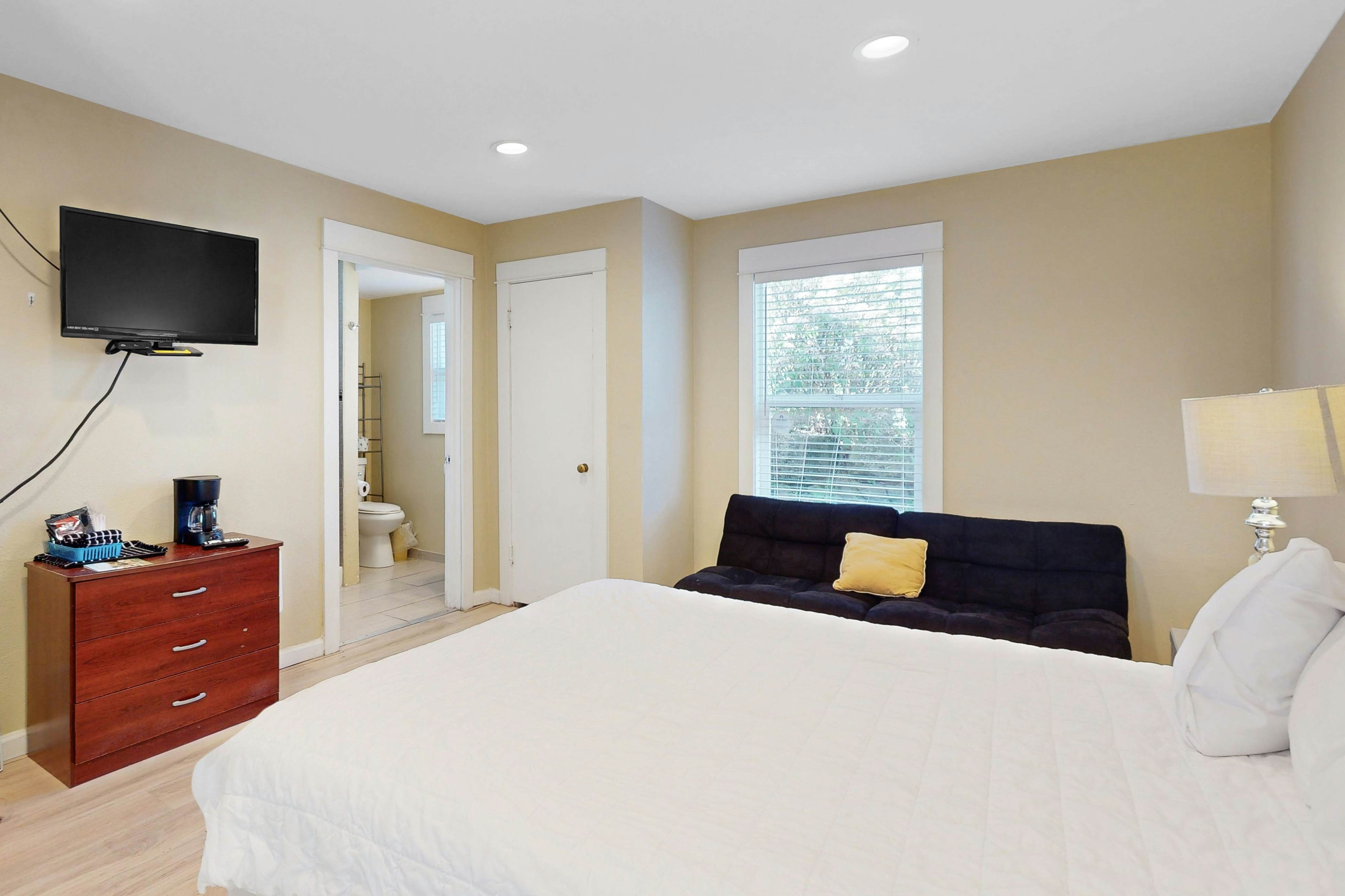 Lovely Studio with Great View & Nearby Beach Access - Dogs Welcome