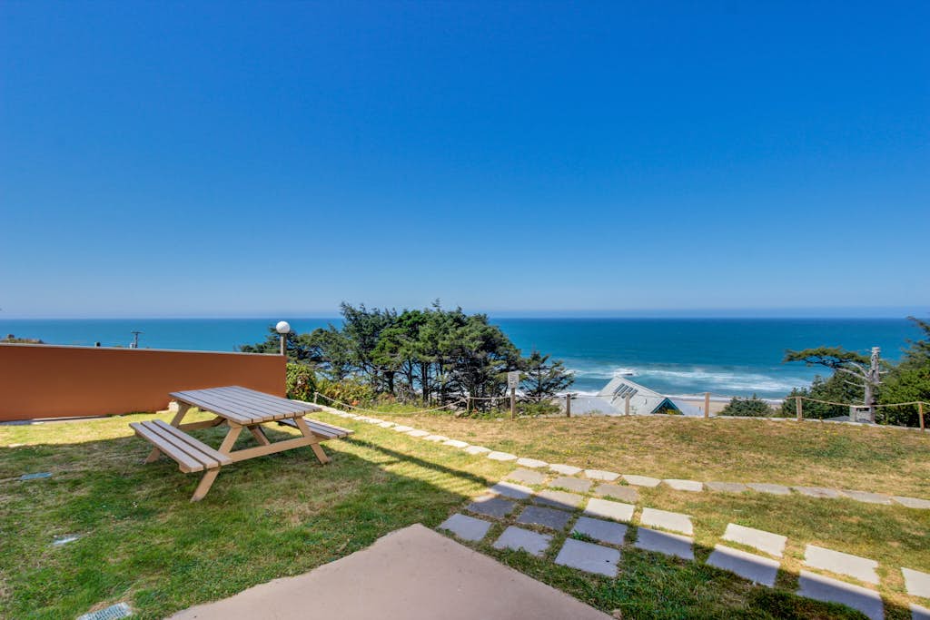 Lovely Studio with Great View and Nearby Beach Access Dogs Welcome