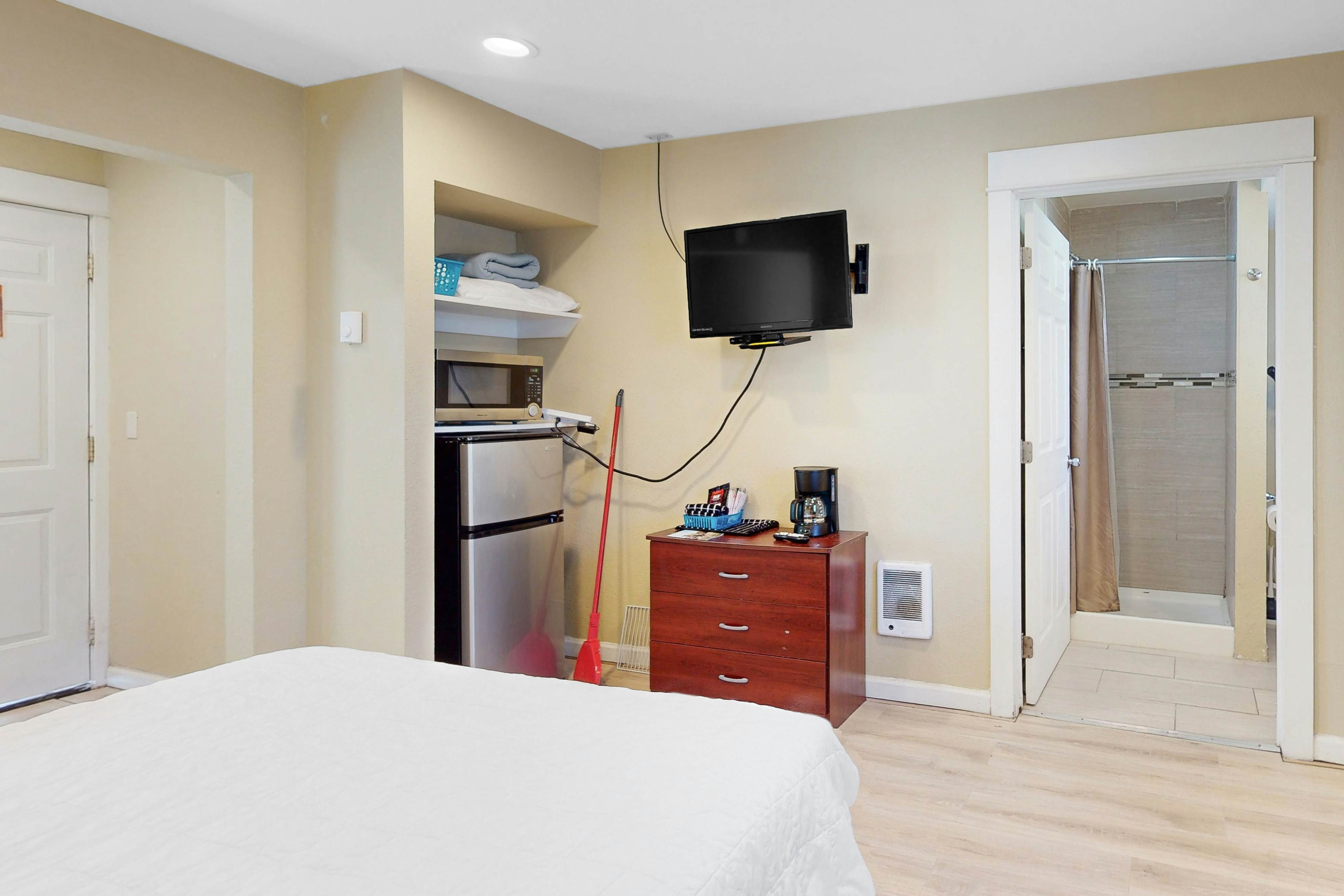 Lovely Studio with Great View & Nearby Beach Access - Dogs Welcome