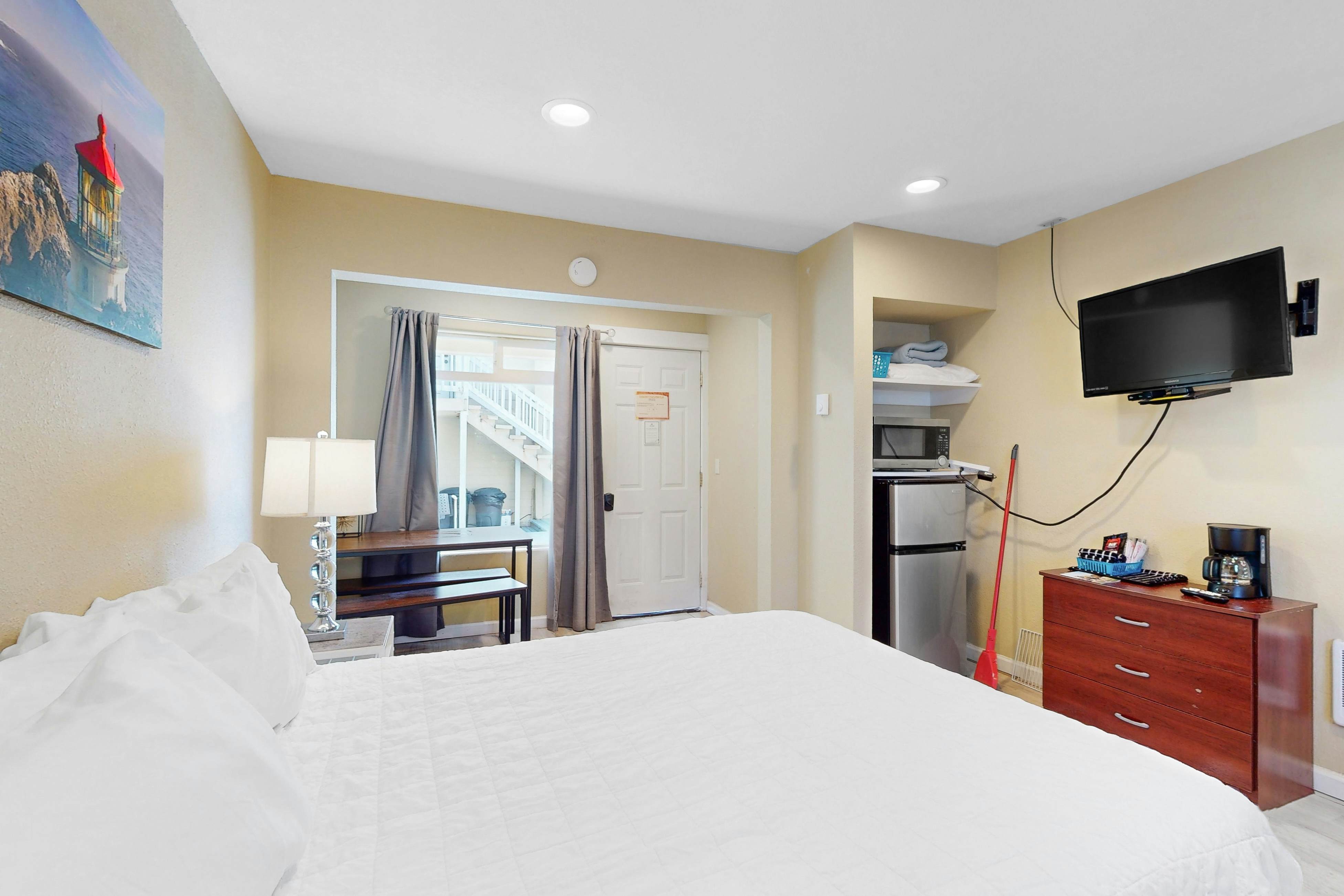 Lovely Studio with Great View & Nearby Beach Access - Dogs Welcome