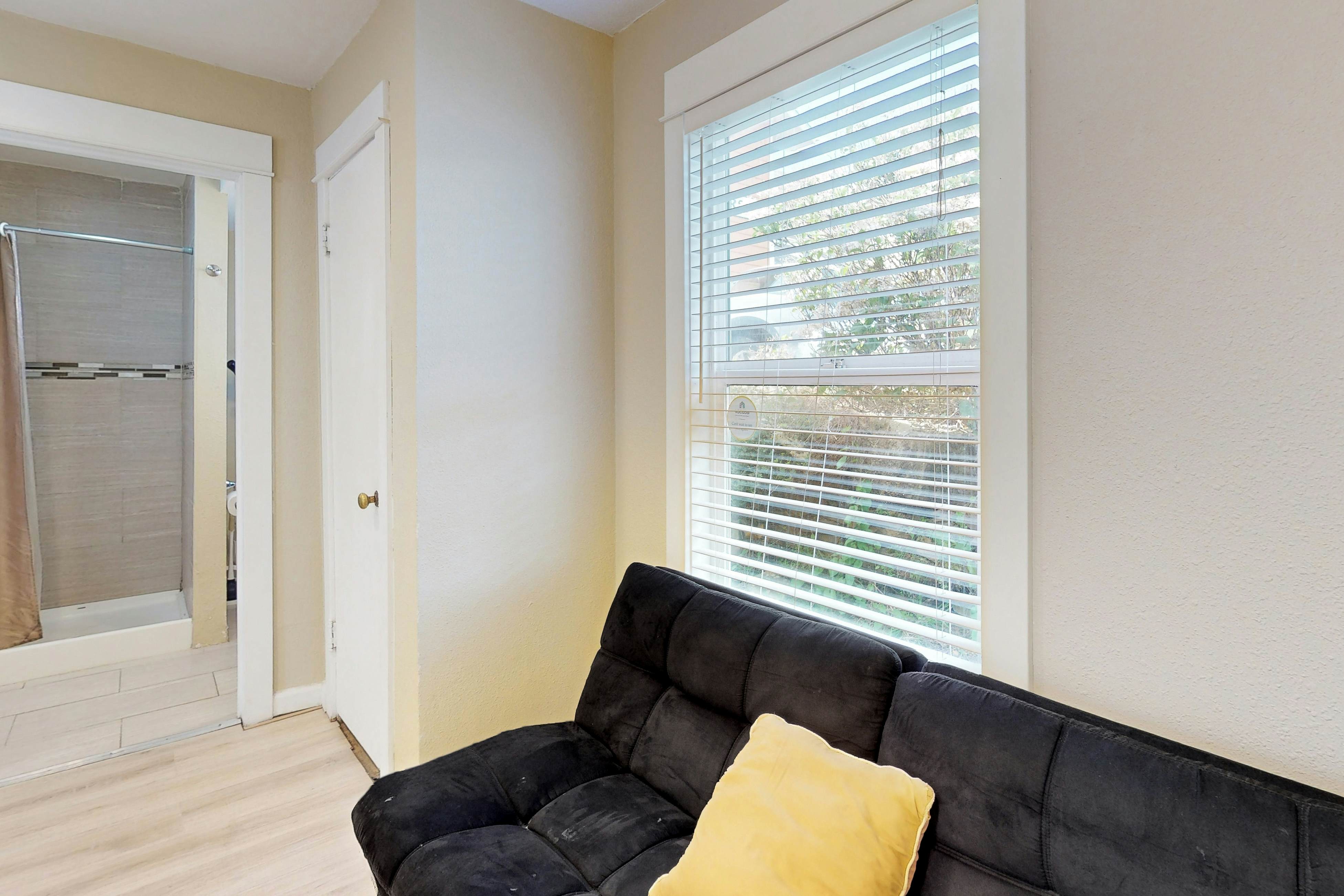 Lovely Studio with Great View & Nearby Beach Access - Dogs Welcome