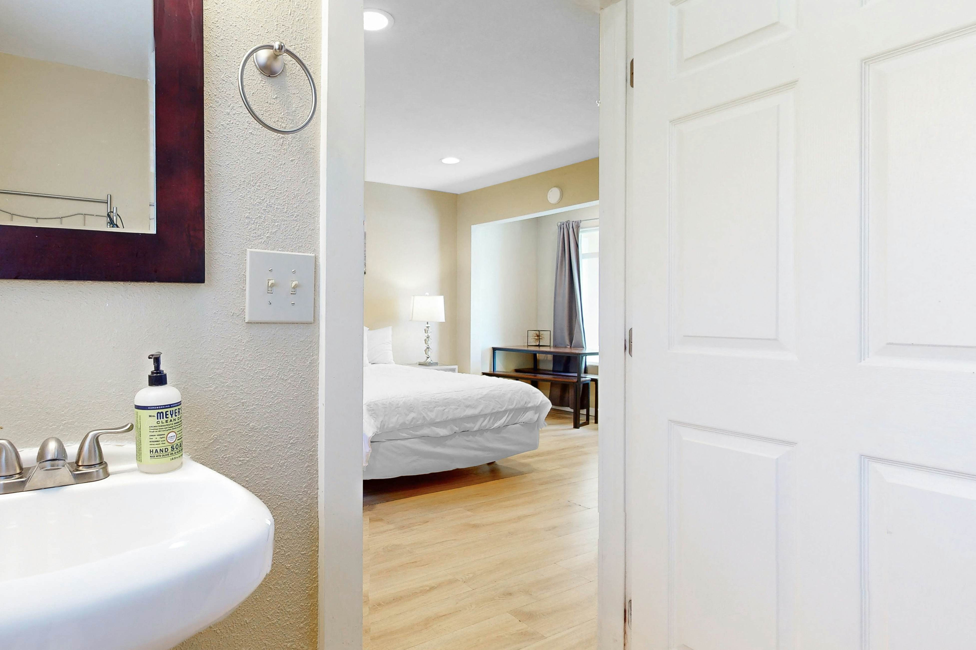 Lovely Studio with Great View & Nearby Beach Access - Dogs Welcome