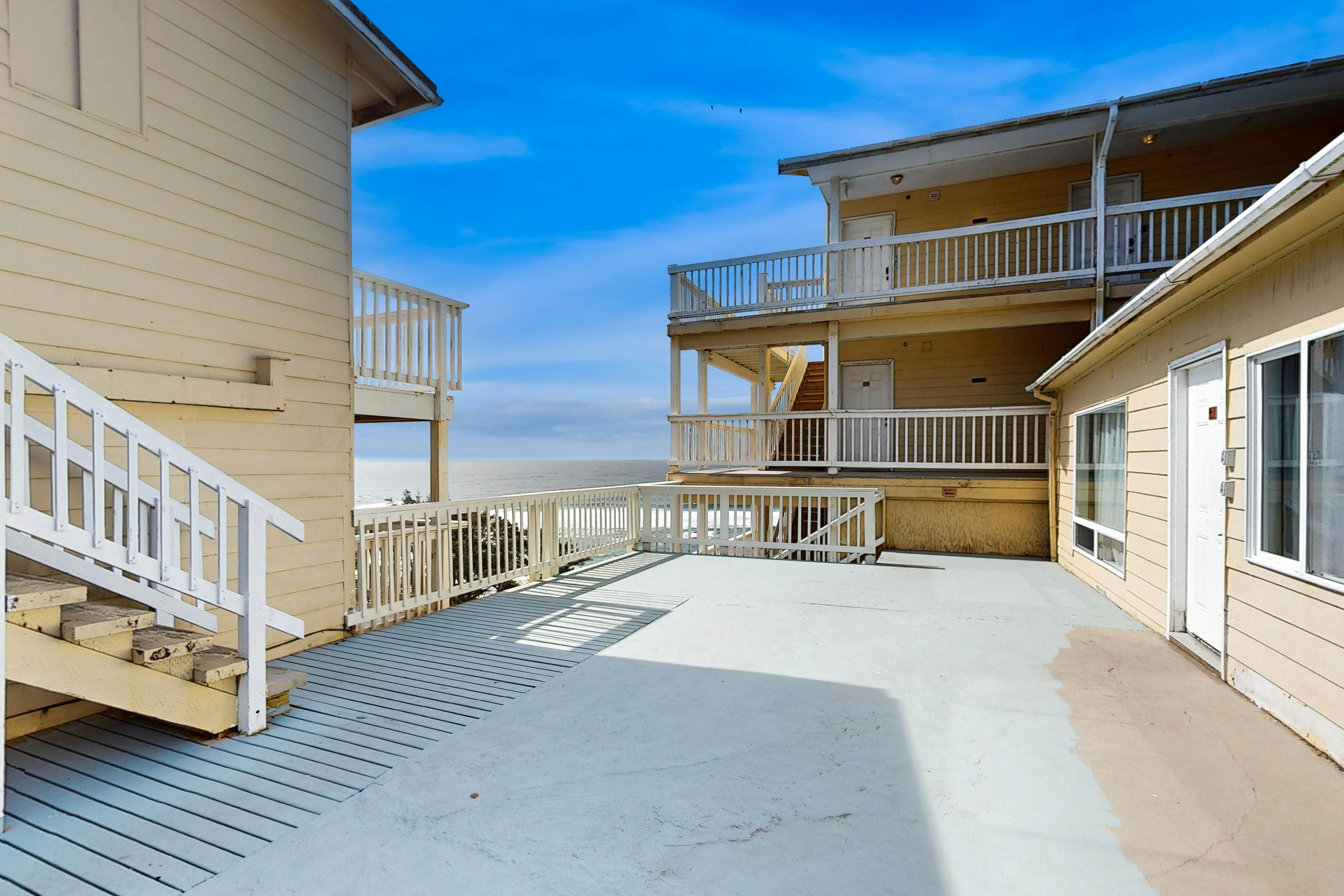 Lovely Studio with Great View & Nearby Beach Access - Dogs Welcome