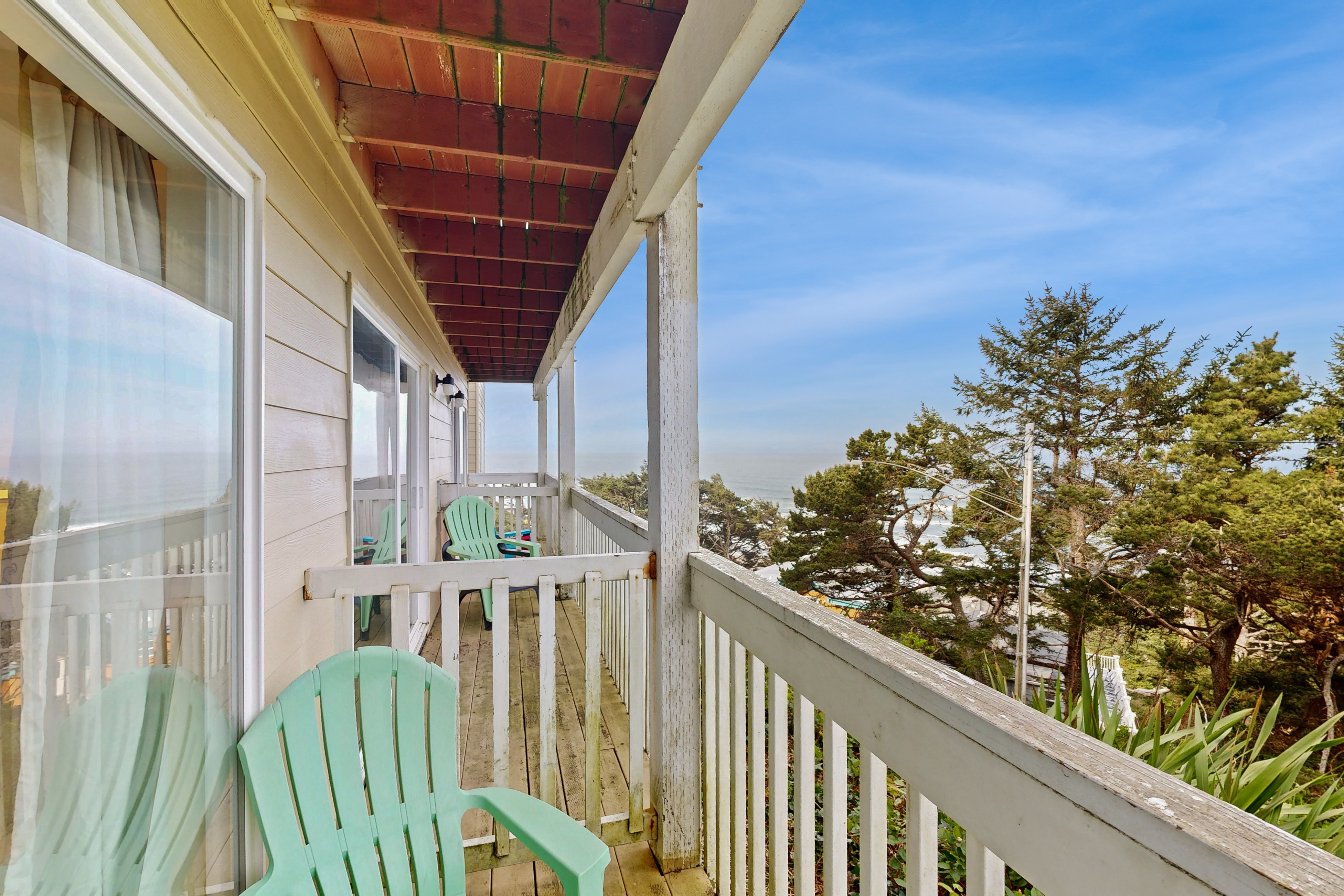 Easy Access Dog Friendly Studio with Ocean Views Short Walk to Beach