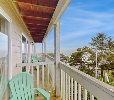 Easy Access Dog Friendly Studio with Ocean Views Short Walk to Beach