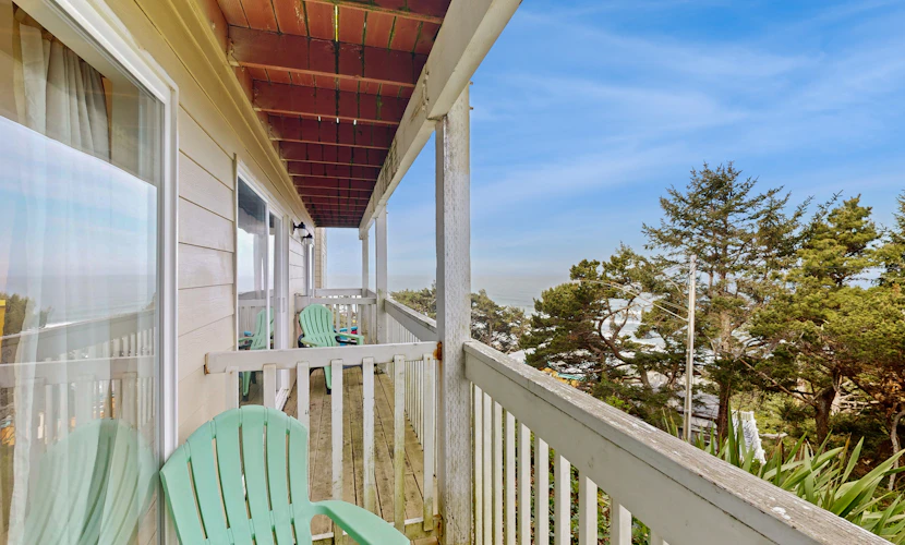 Easy Access Dog Friendly Studio with Ocean Views Short Walk to Beach