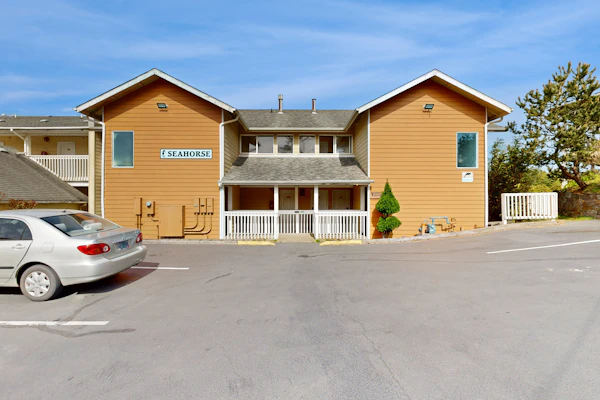 Easy Access Dog Friendly Studio with Ocean Views Short Walk to Beach