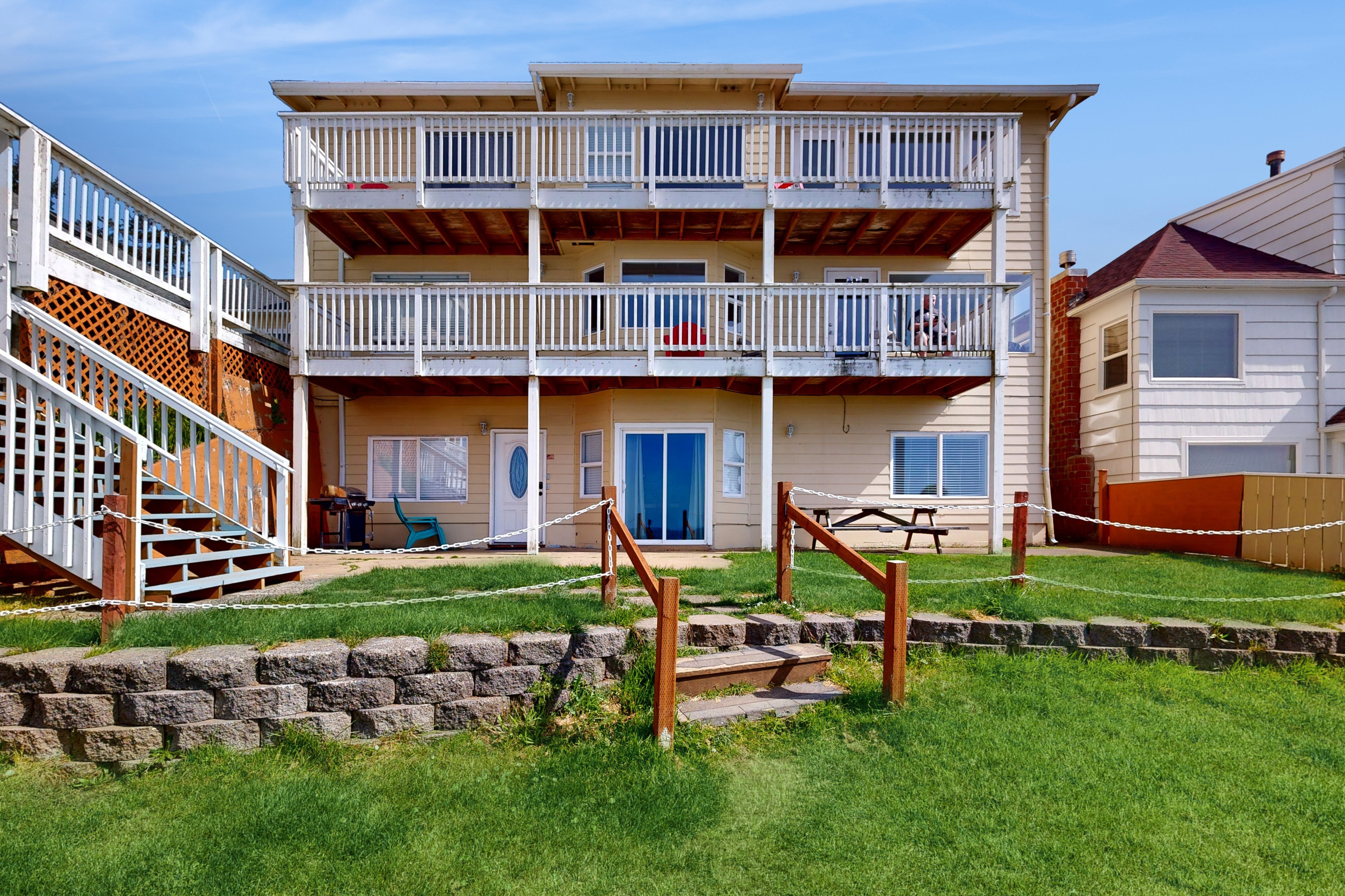 Lower Level Dog Friendly Studio with Ocean Views and Free WiFi Walk to Beach