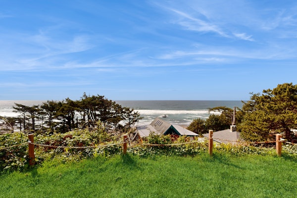 Lower Level Dog Friendly Studio with Ocean Views and Free WiFi Walk to Beach