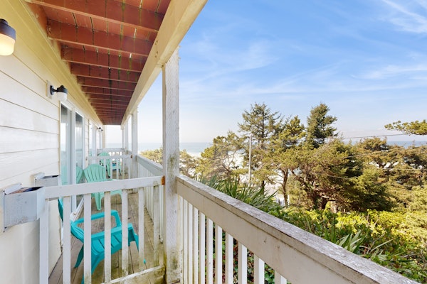 Lower Level Dog Friendly Studio with Ocean Views and Free WiFi Walk to Beach