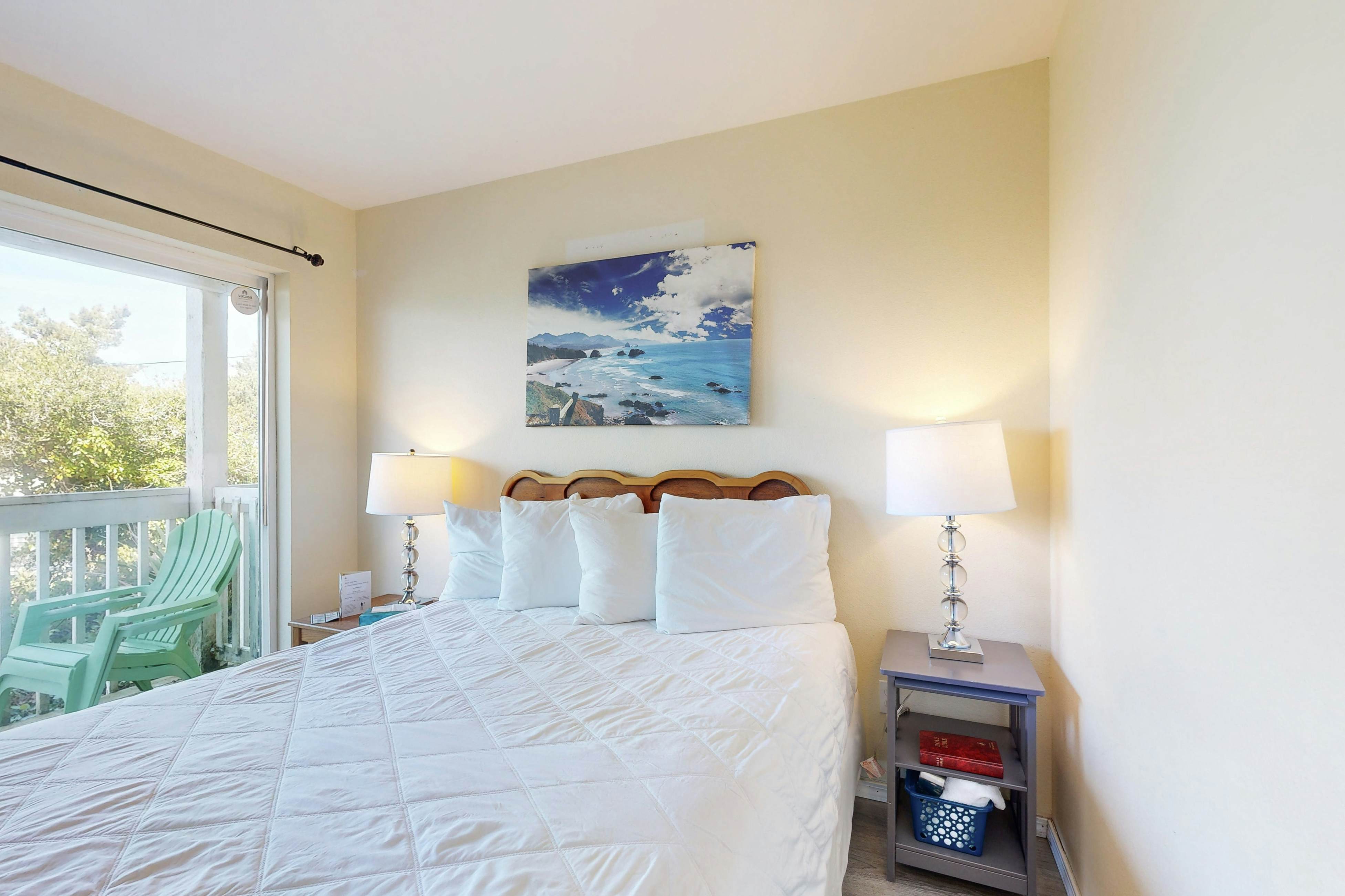 Lower-Level, Dog-Friendly Studio with Ocean Views & Free WiFi - Walk to Beach