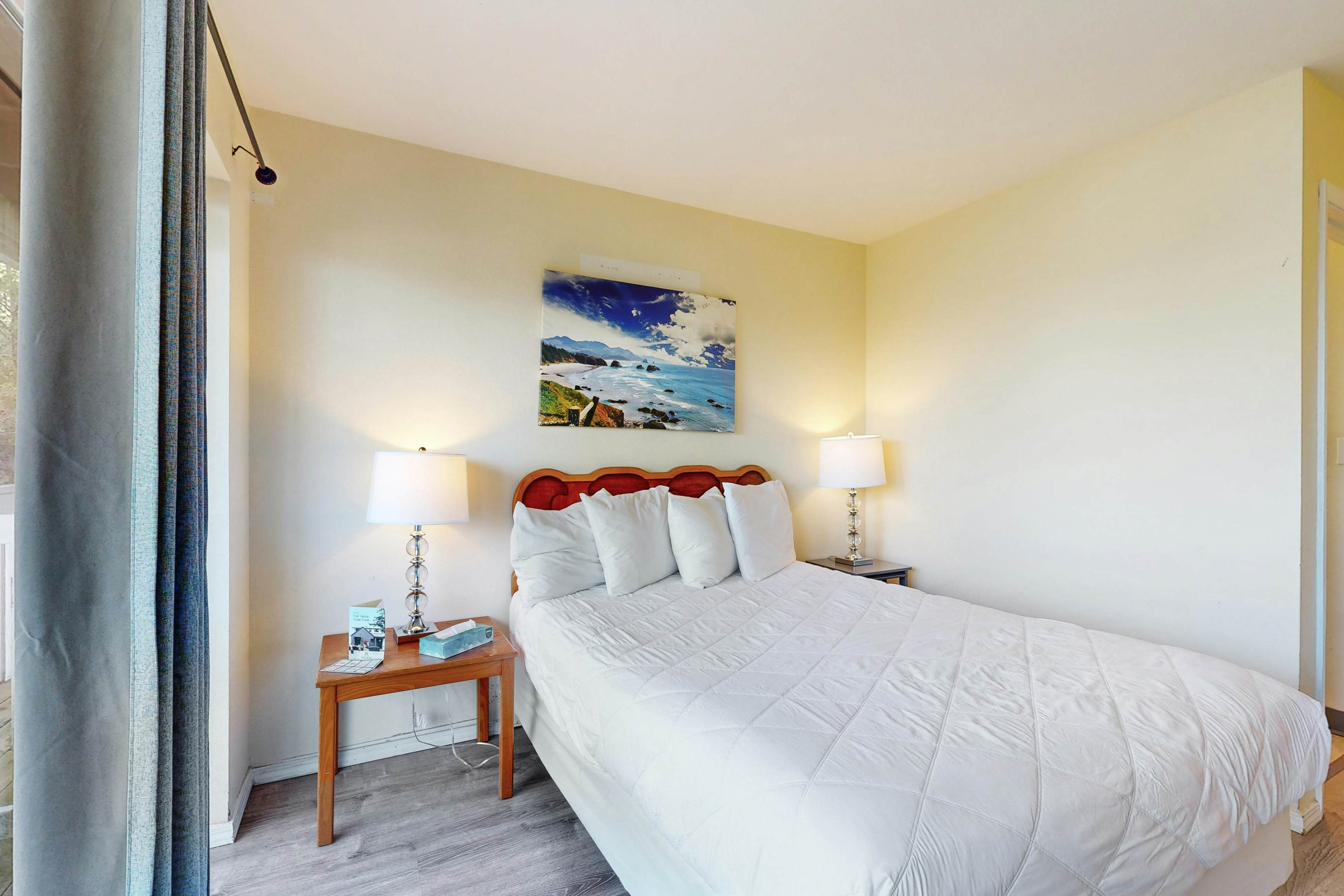 Lower-Level, Dog-Friendly Studio with Ocean Views & Free WiFi - Walk to Beach