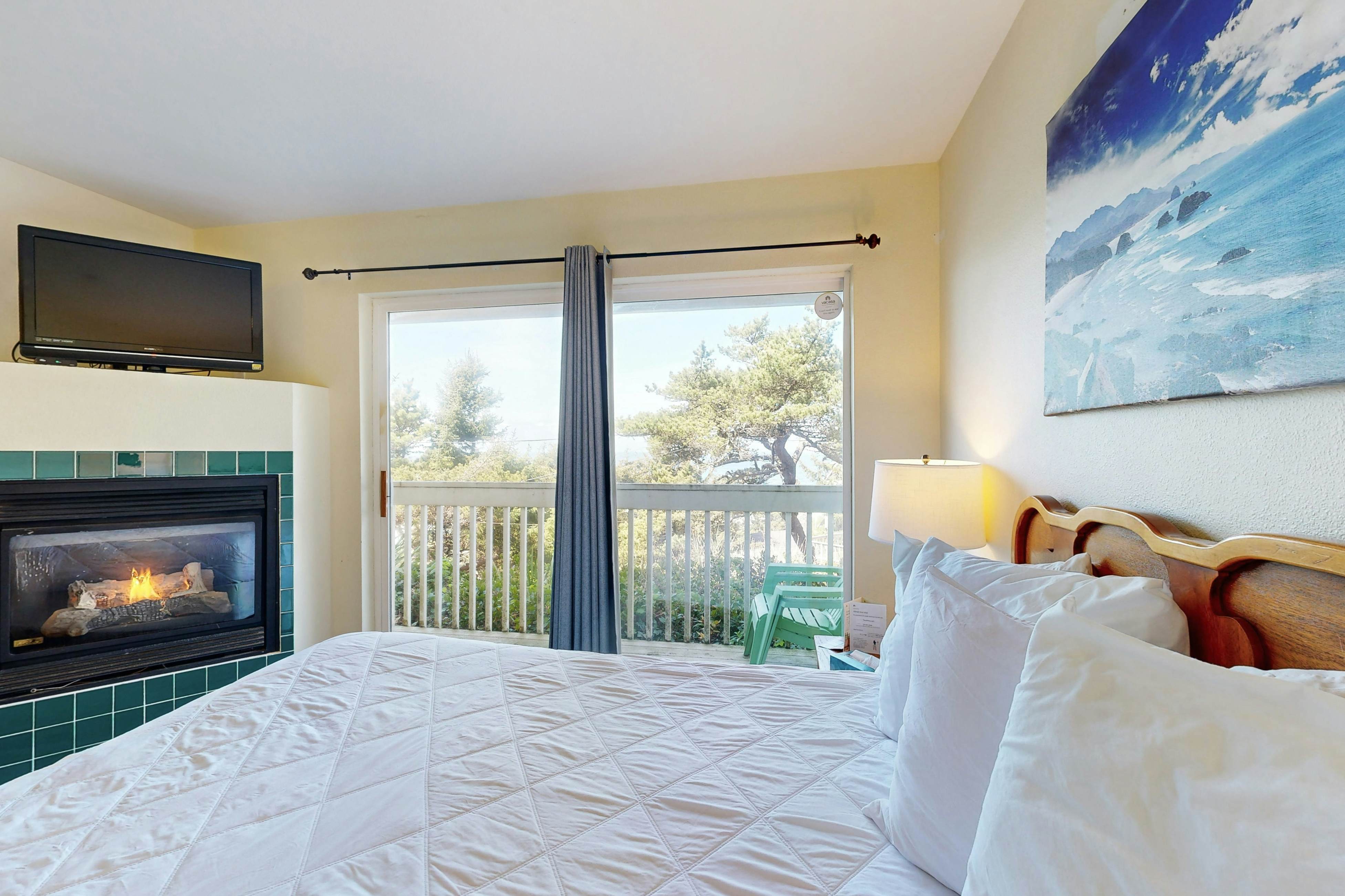 Lower-Level, Dog-Friendly Studio with Ocean Views & Free WiFi - Walk to Beach