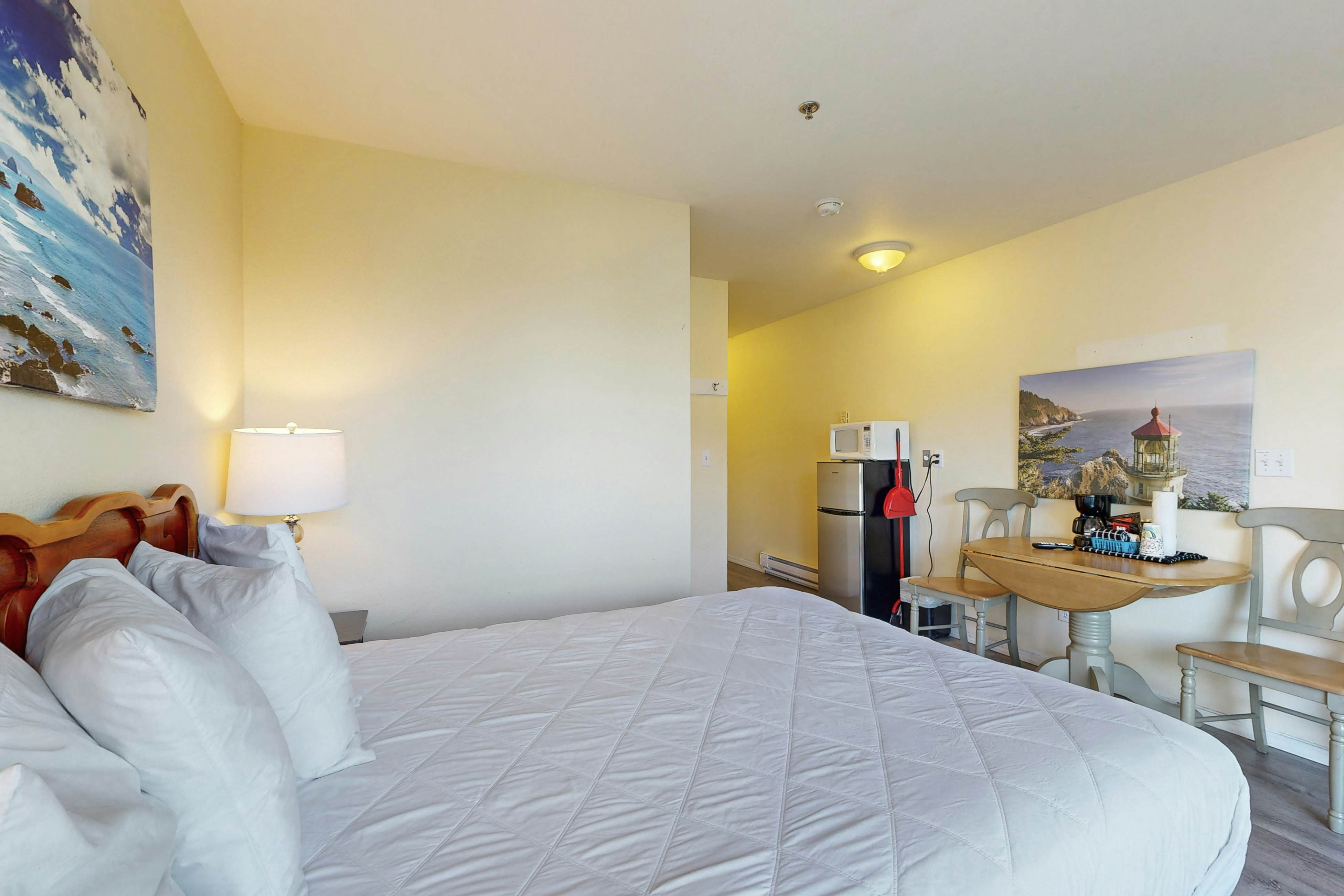 Lower-Level, Dog-Friendly Studio with Ocean Views & Free WiFi - Walk to Beach