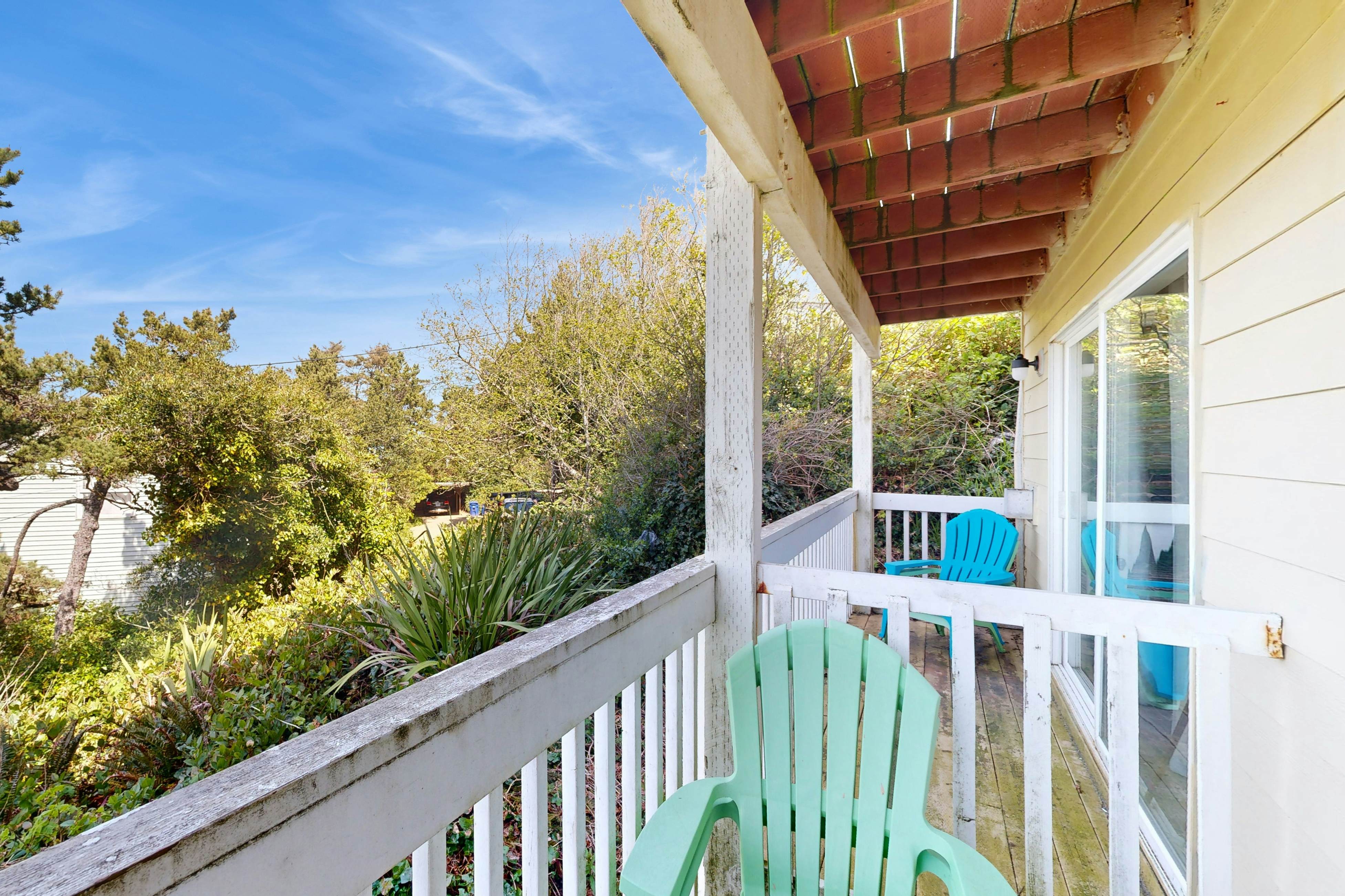 Lower-Level, Dog-Friendly Studio with Ocean Views & Free WiFi - Walk to Beach