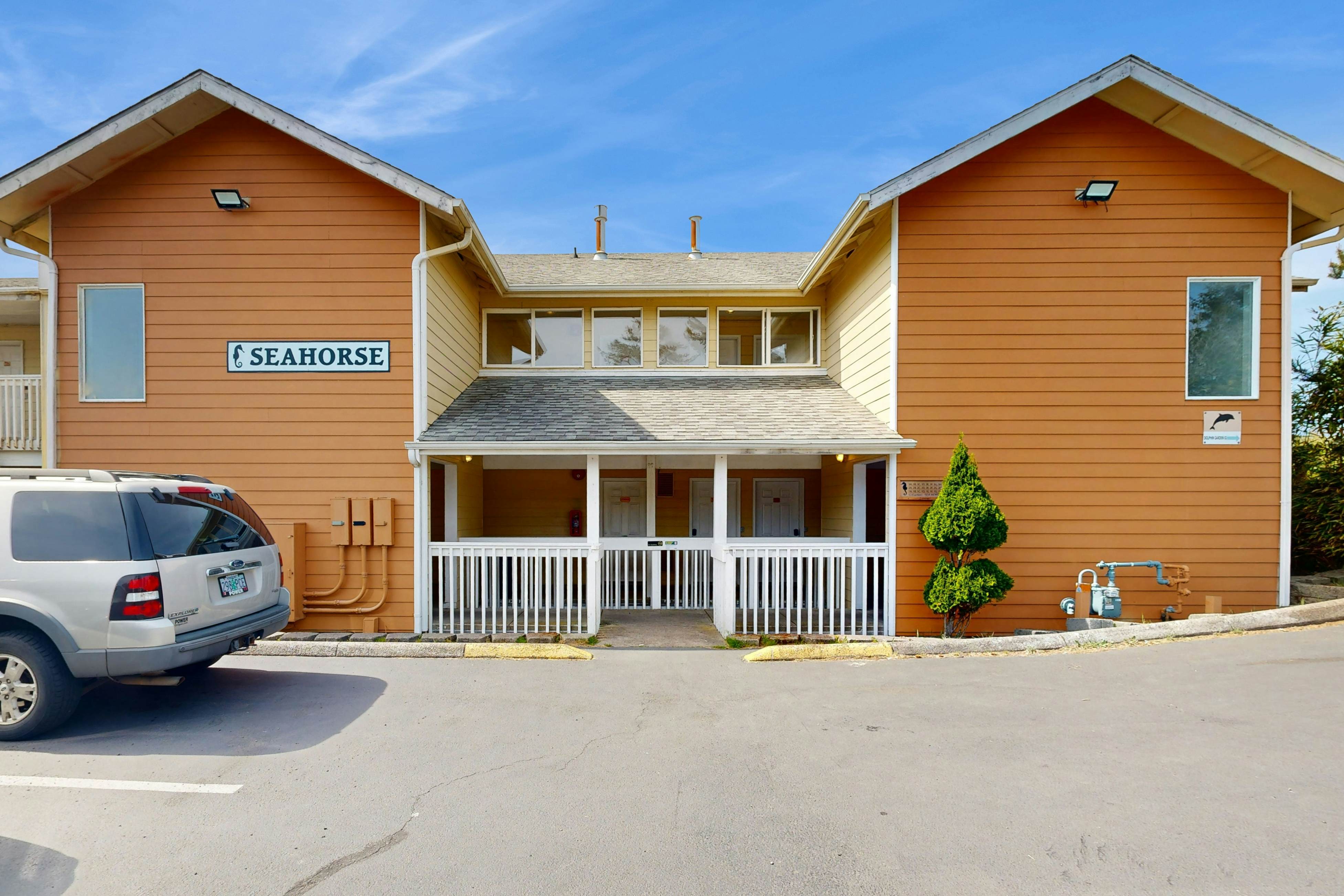 Lower-Level, Dog-Friendly Studio with Ocean Views & Free WiFi - Walk to Beach