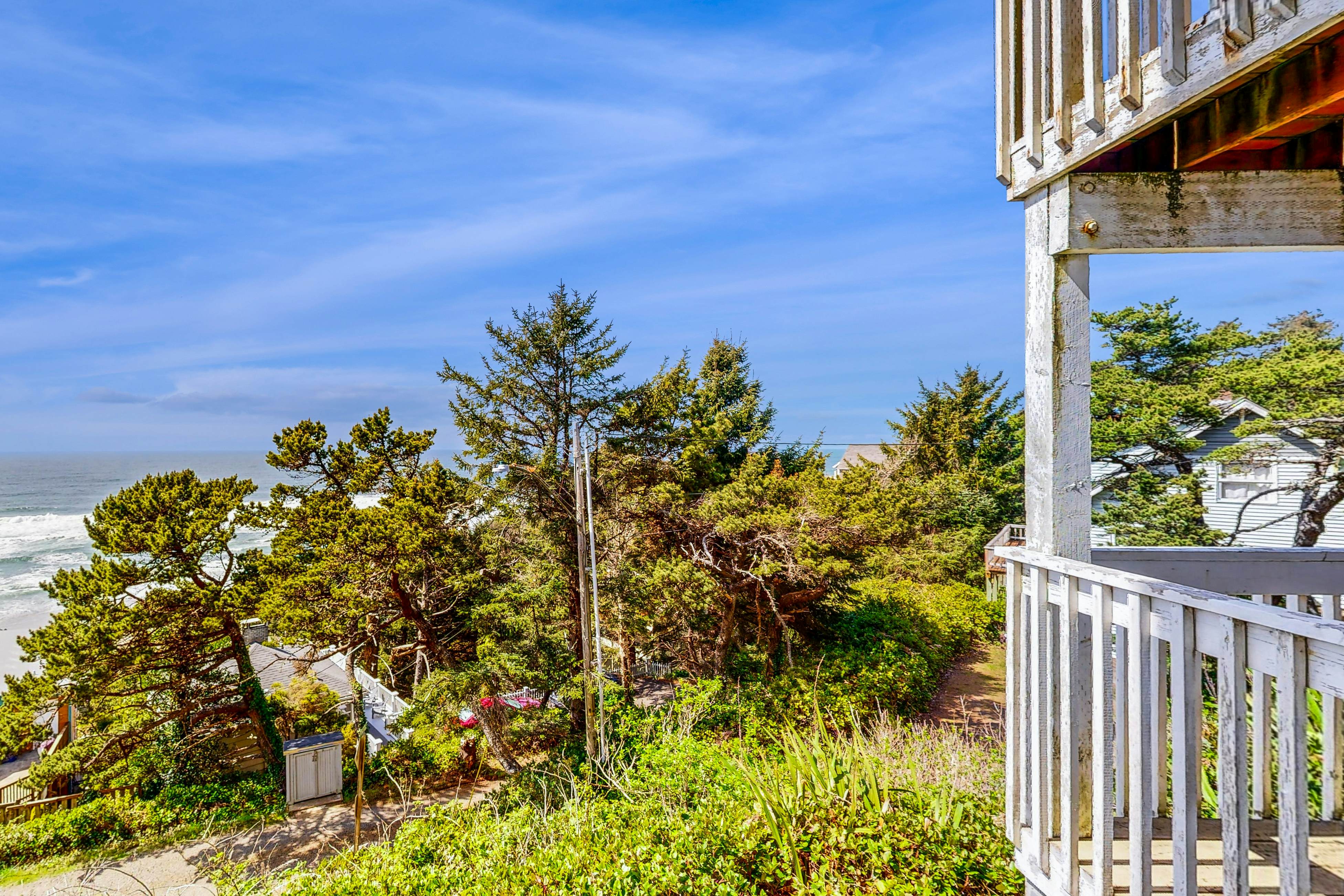 Lower-Level Ocean View Studio - Close to the Beach, Dogs Welcome