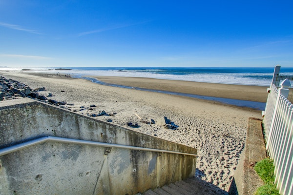 Lower Level Ocean View Studio Close to the Beach Dogs Welcome