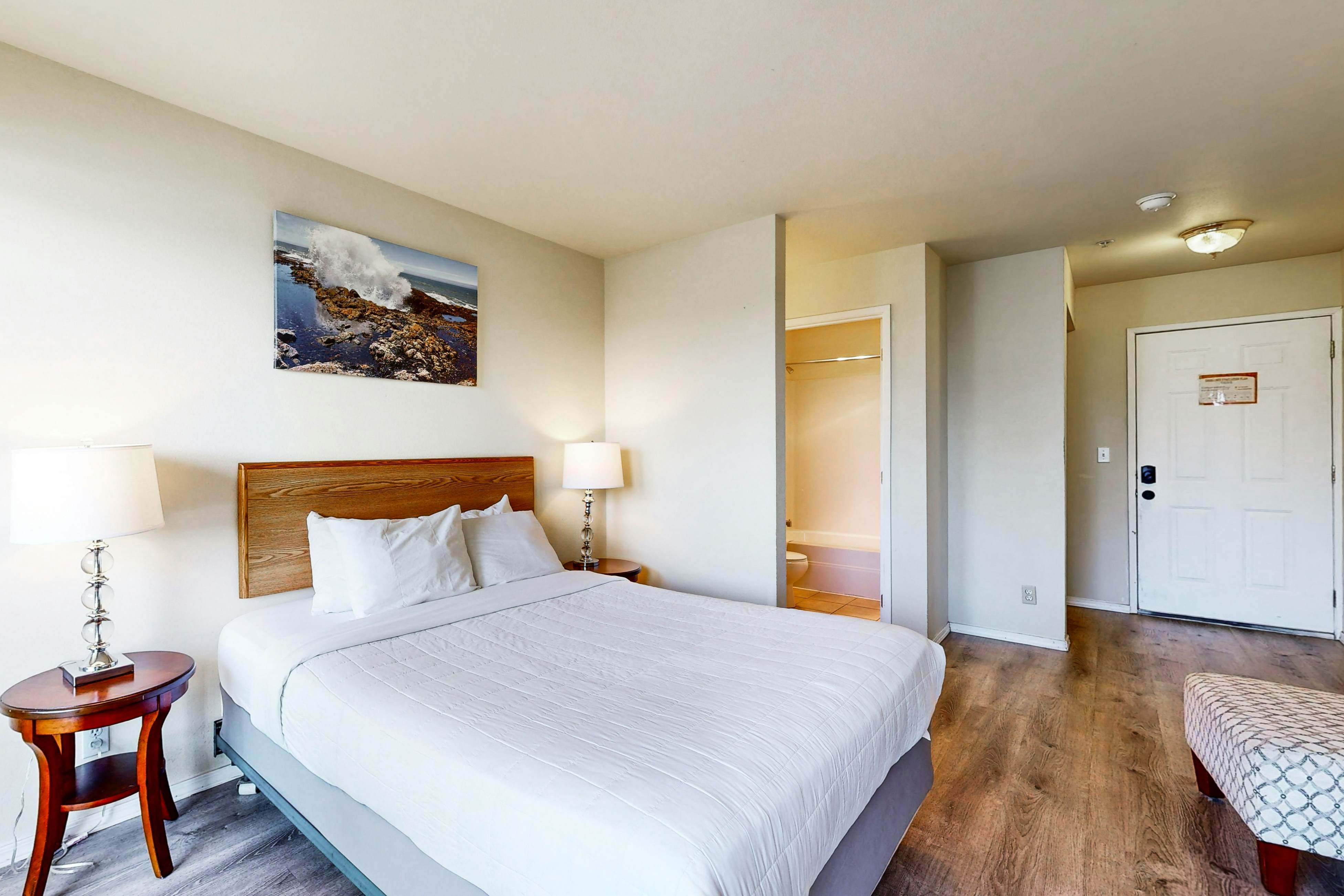 Lower-Level Ocean View Studio - Close to the Beach, Dogs Welcome