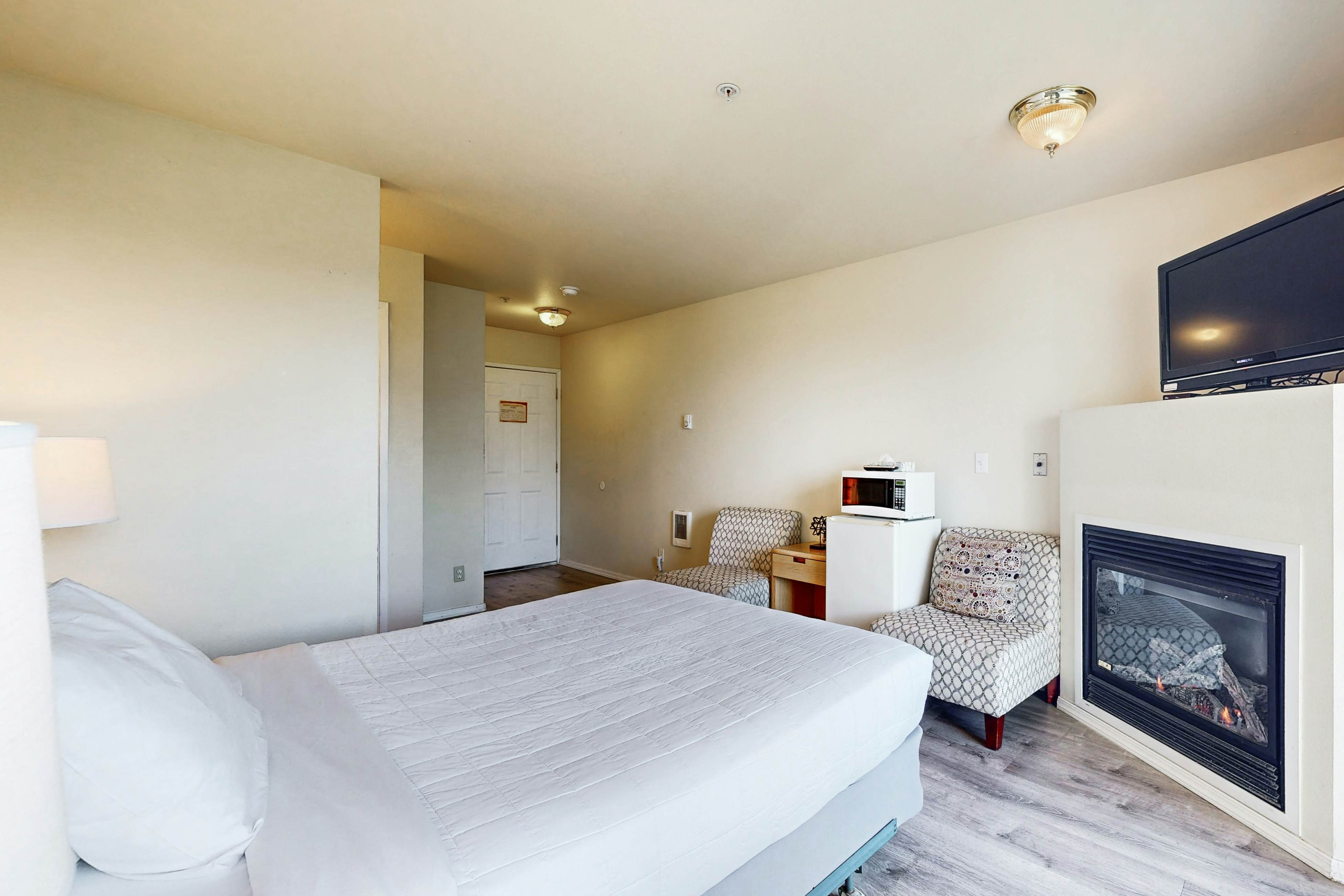 Lower-Level Ocean View Studio - Close to the Beach, Dogs Welcome