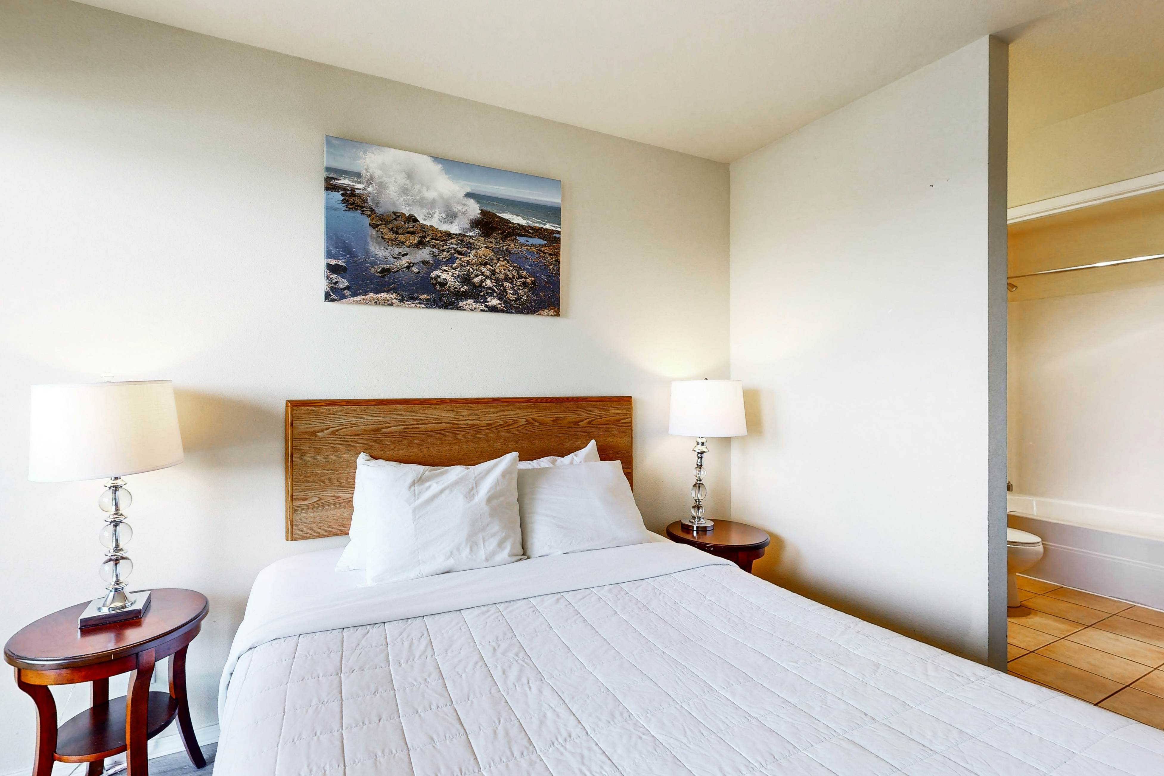 Lower-Level Ocean View Studio - Close to the Beach, Dogs Welcome