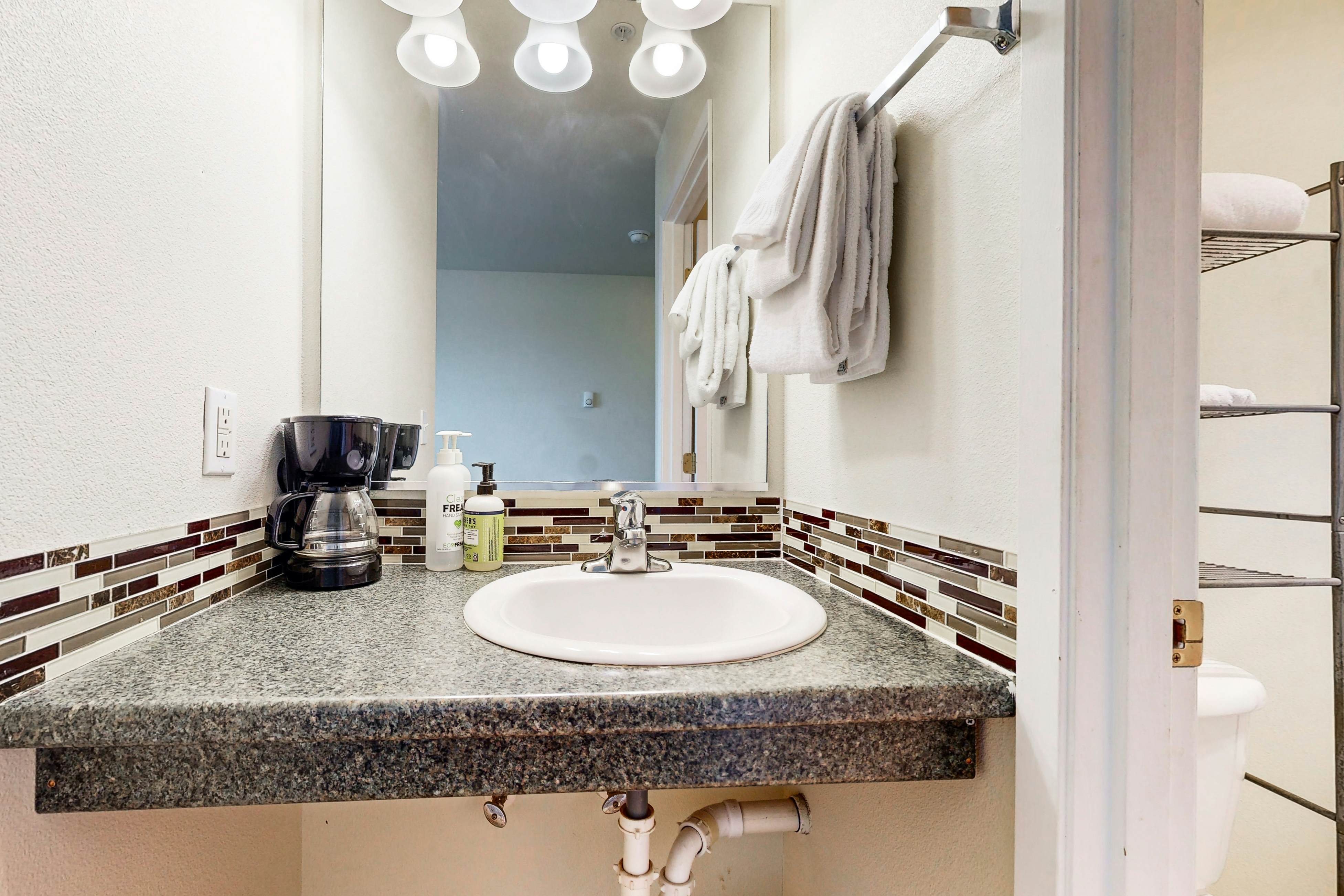 Lower-Level Ocean View Studio - Close to the Beach, Dogs Welcome