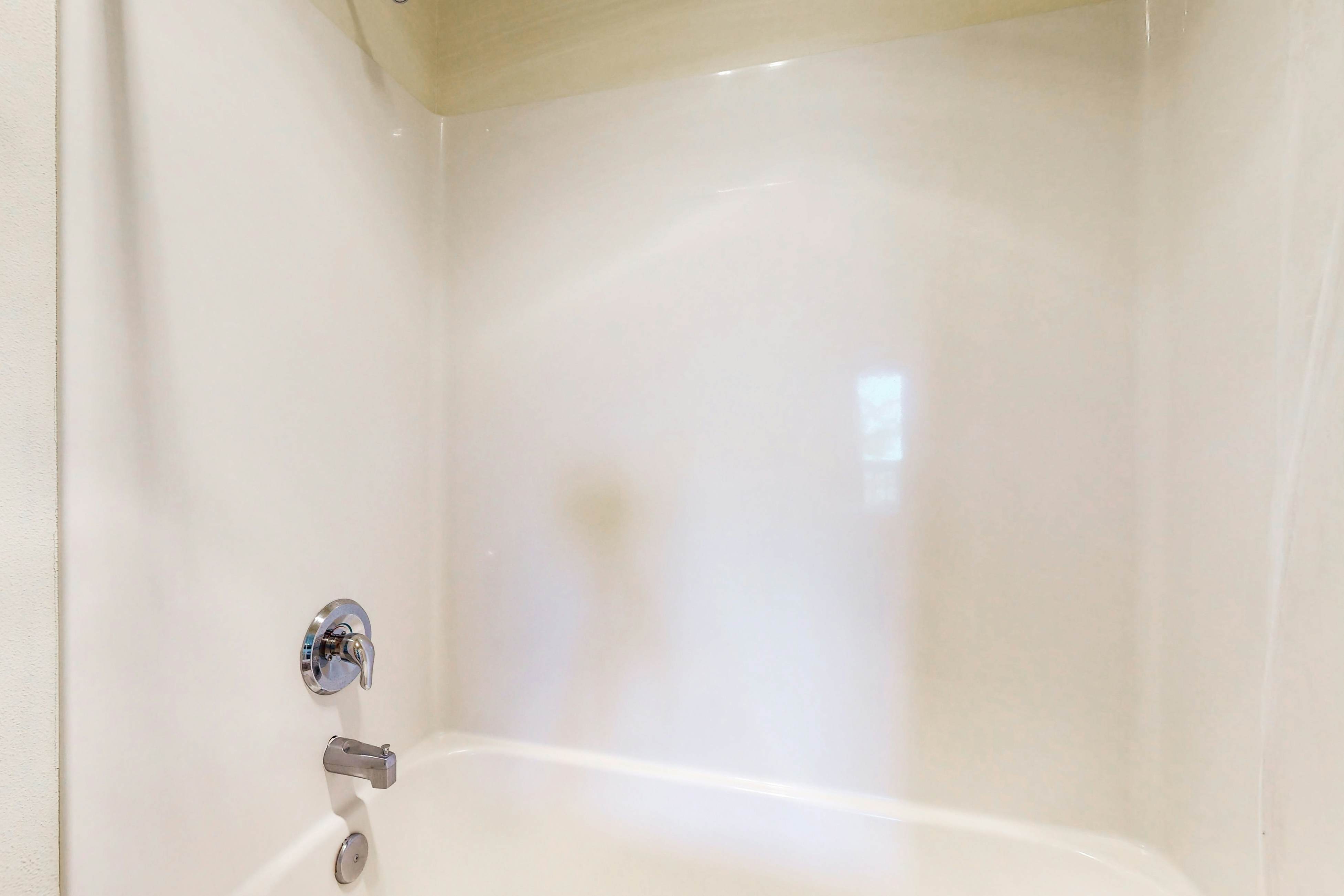 Lower-Level Ocean View Studio - Close to the Beach, Dogs Welcome