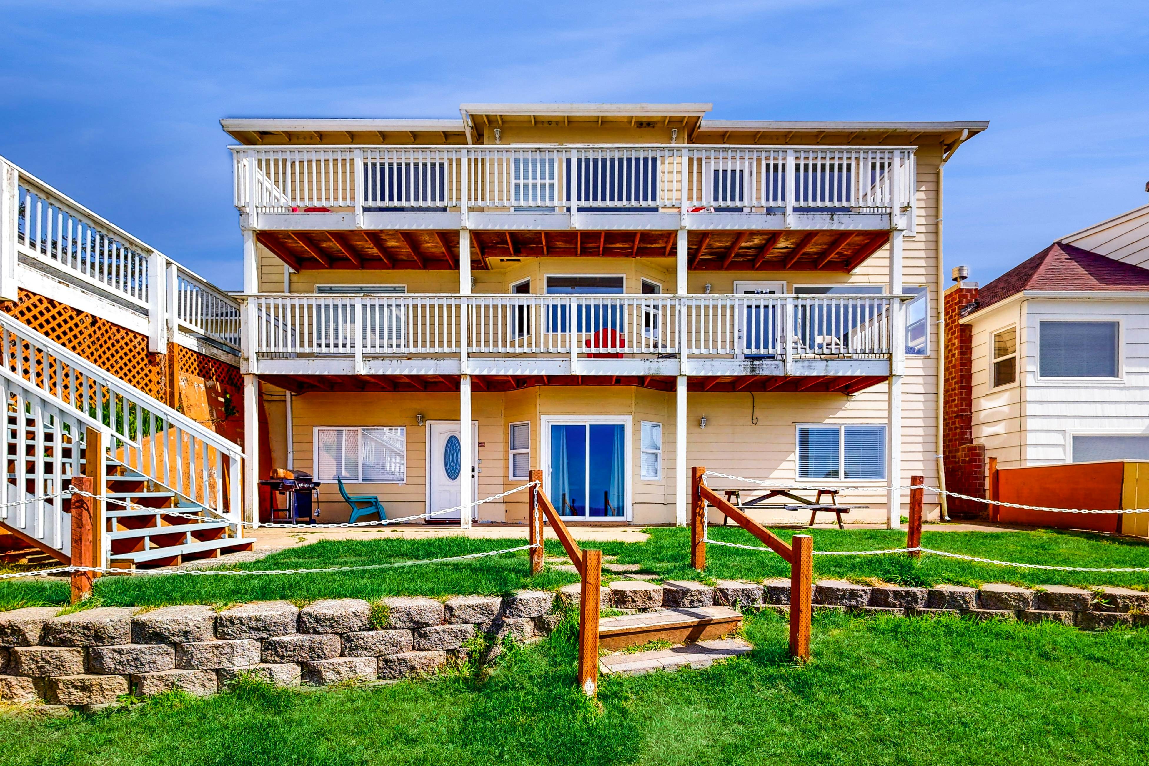 Lower-Level Ocean View Studio - Close to the Beach, Dogs Welcome