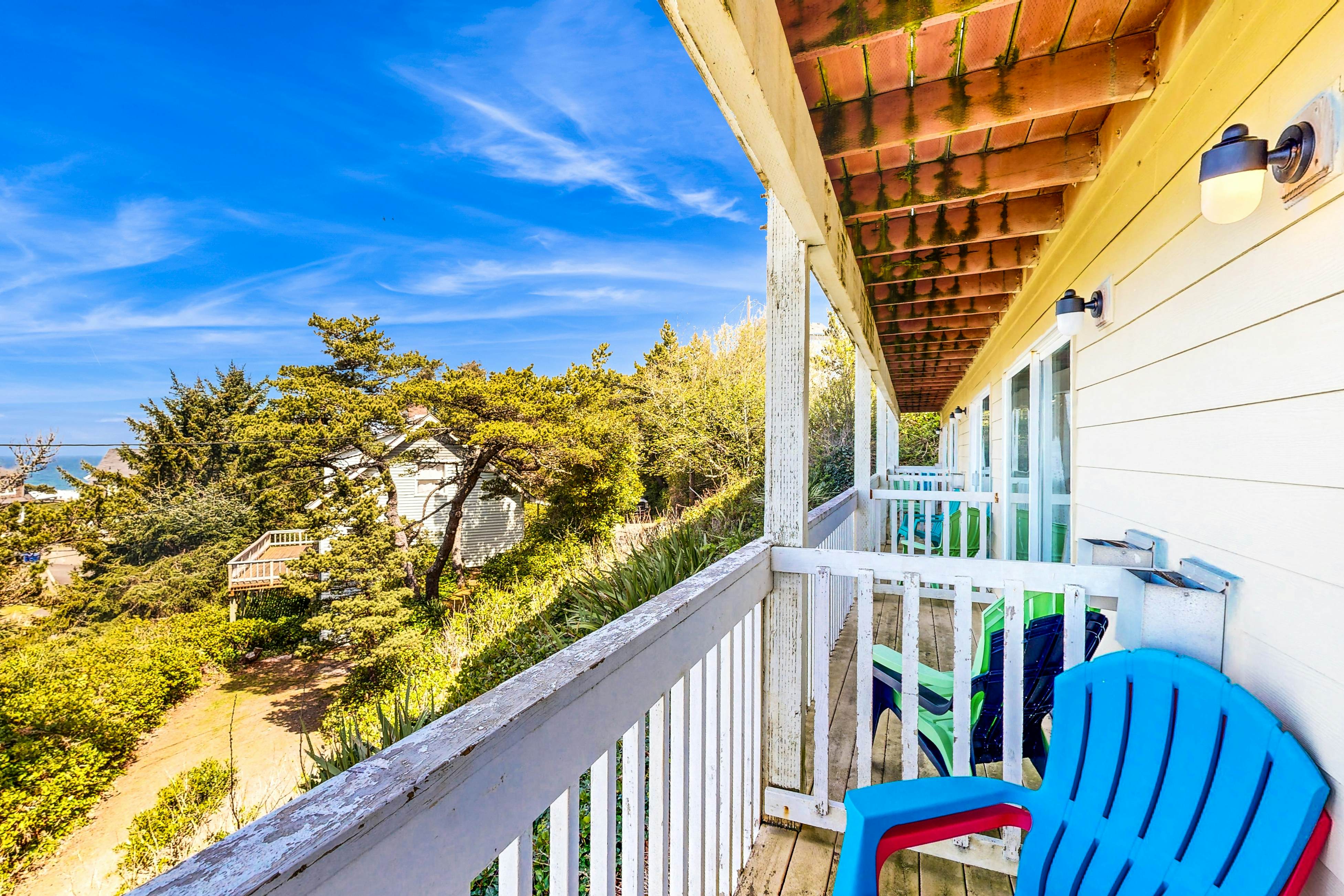 Dog-Friendly Studio with Ocean Views and Balcony - Close to the Beach