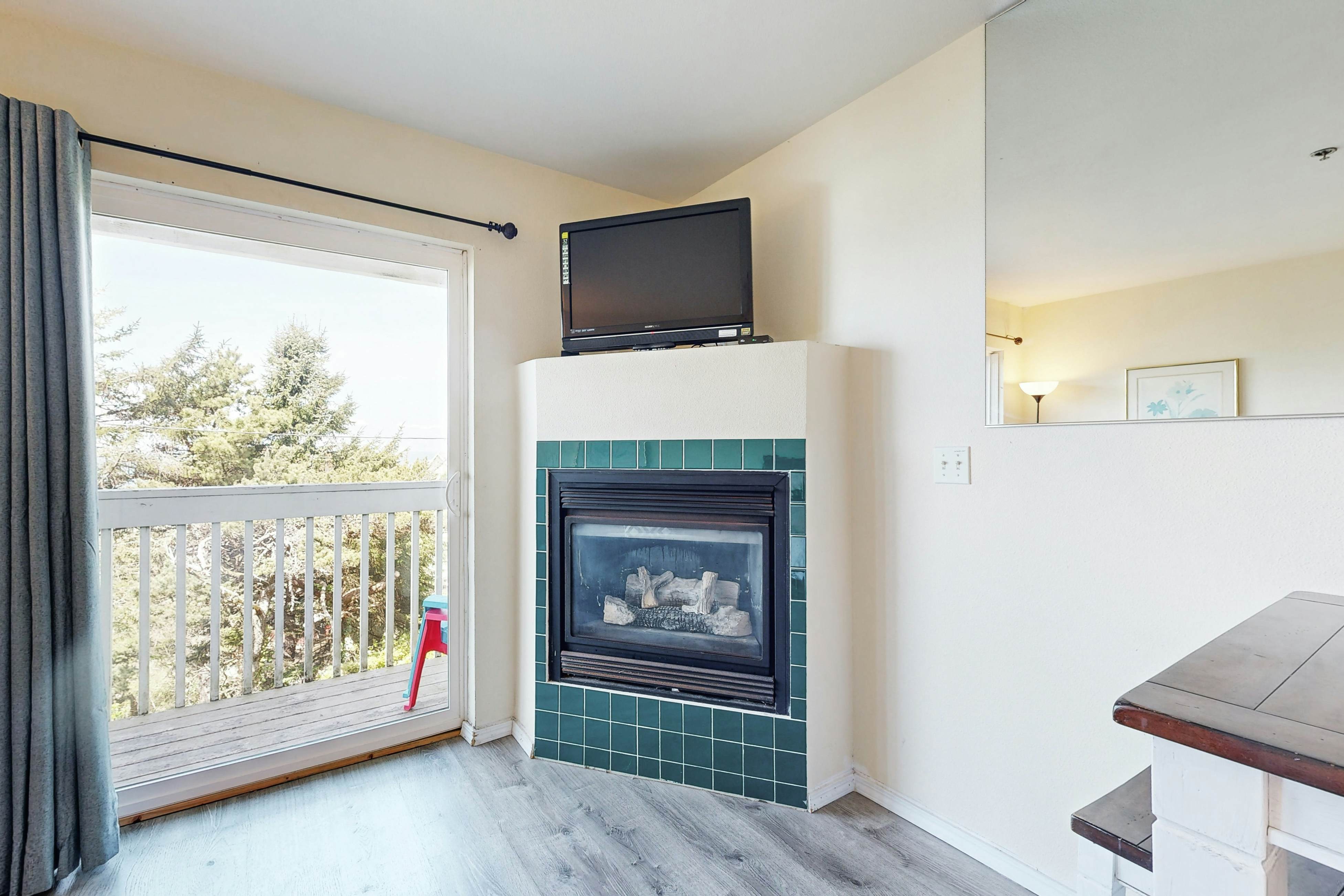 Dog-Friendly Studio with Ocean Views and Balcony - Close to the Beach