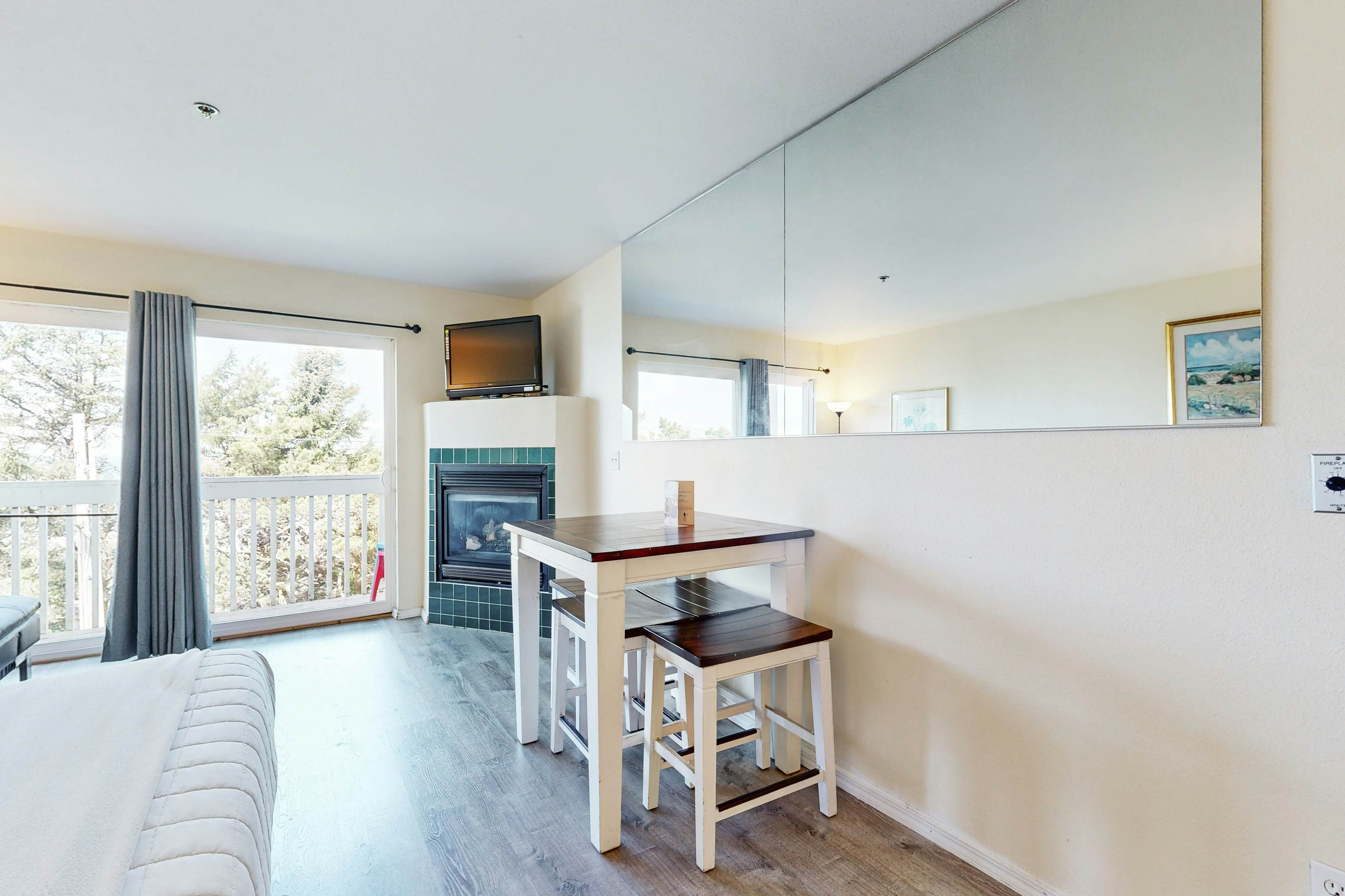 Dog-Friendly Studio with Ocean Views and Balcony - Close to the Beach