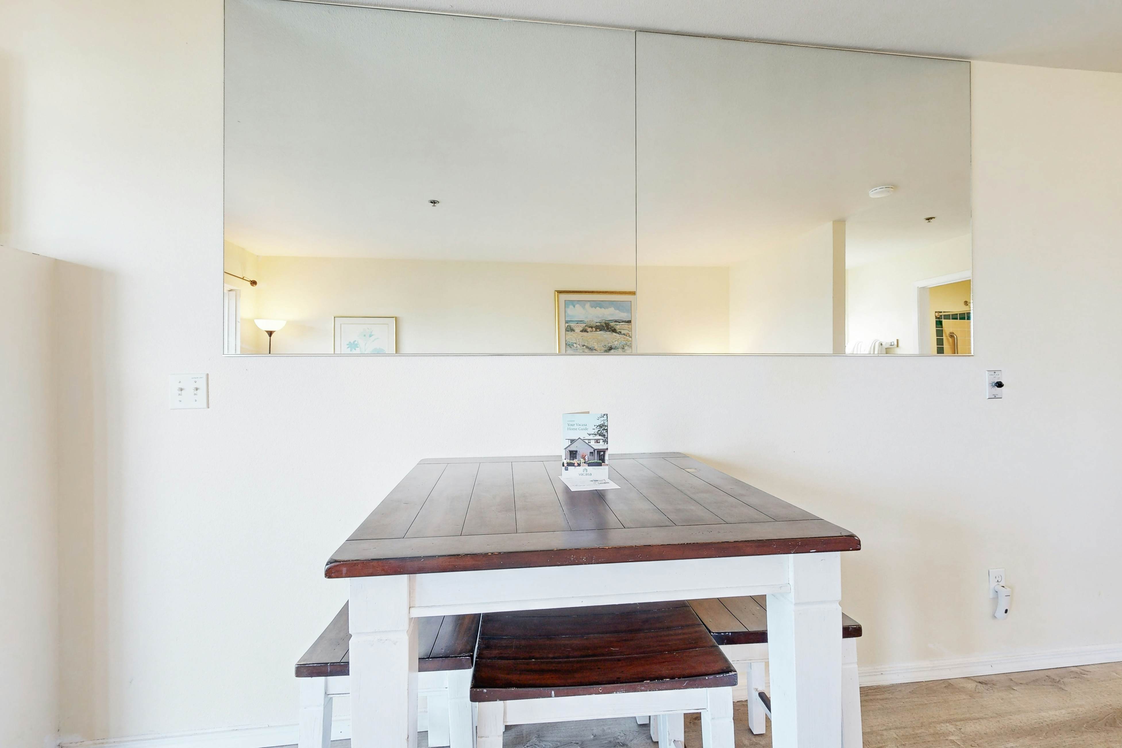 Dog-Friendly Studio with Ocean Views and Balcony - Close to the Beach