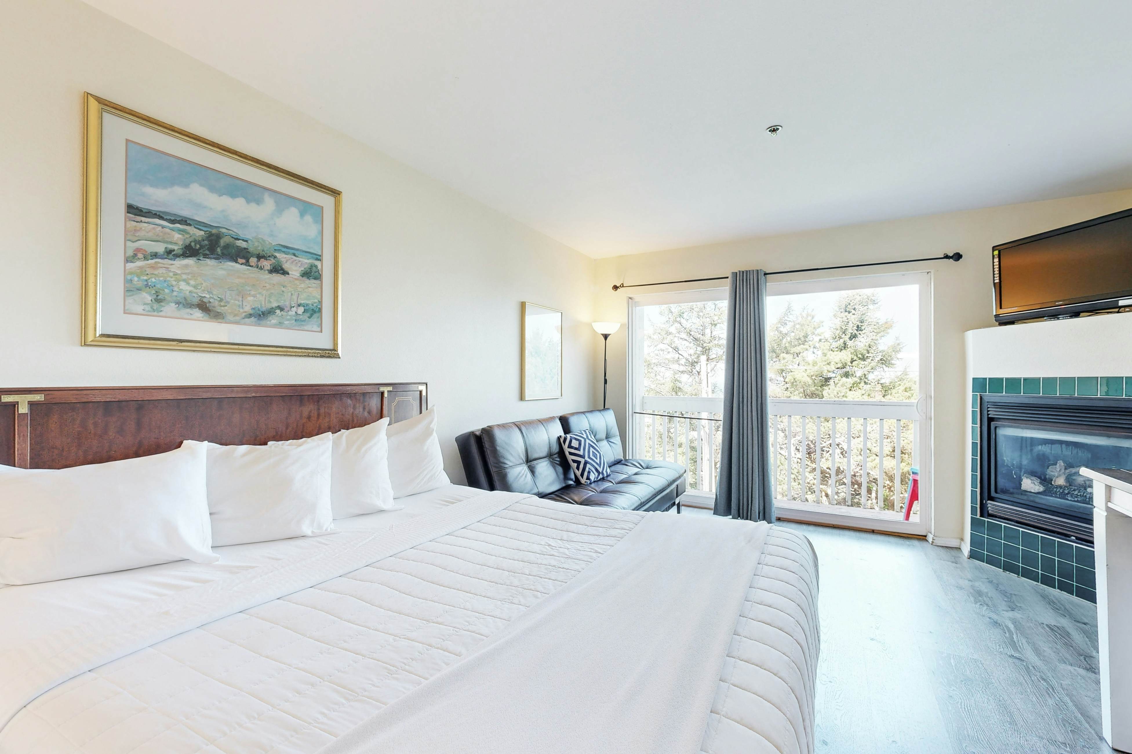 Dog-Friendly Studio with Ocean Views and Balcony - Close to the Beach