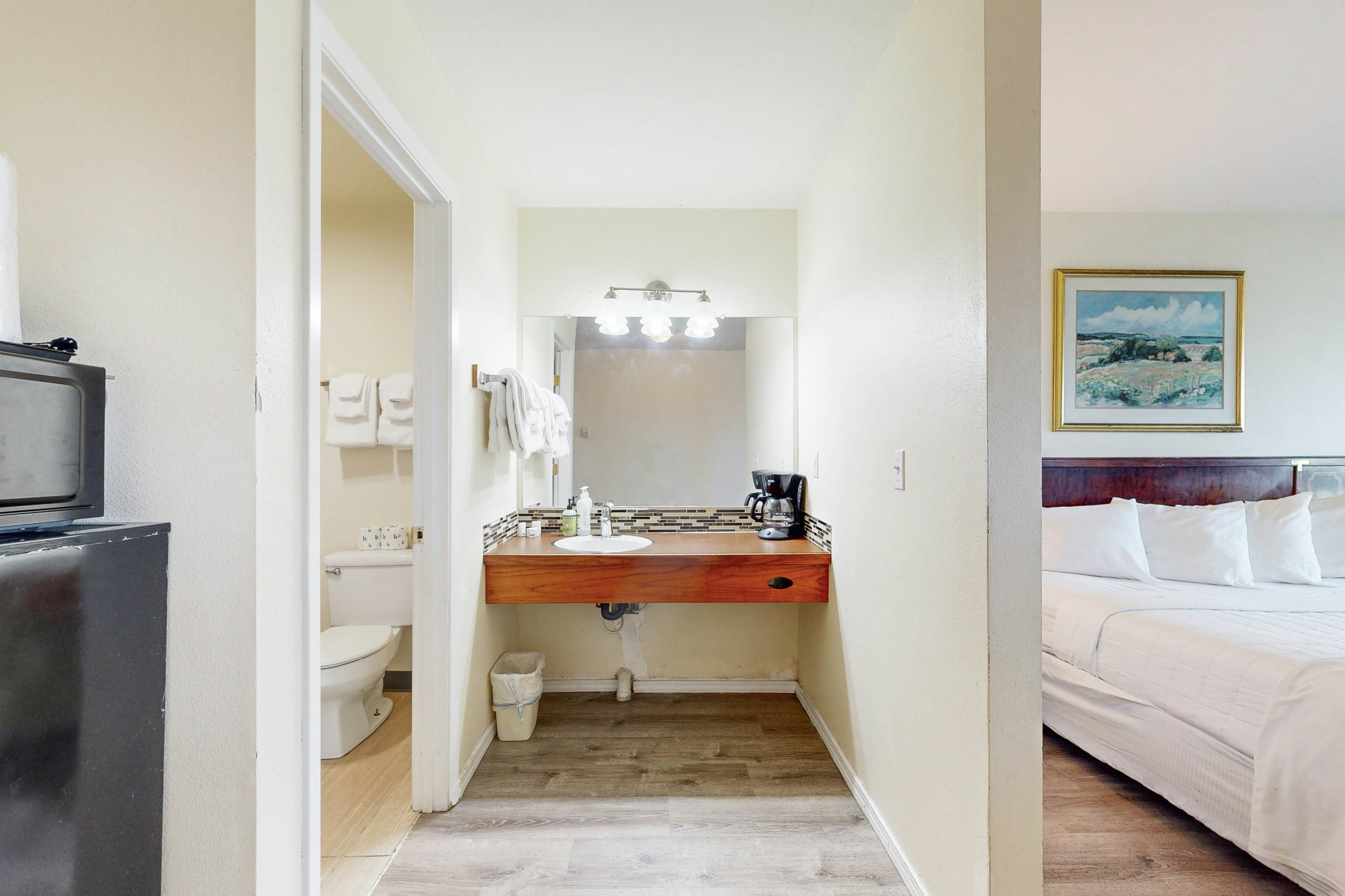 Dog-Friendly Studio with Ocean Views and Balcony - Close to the Beach