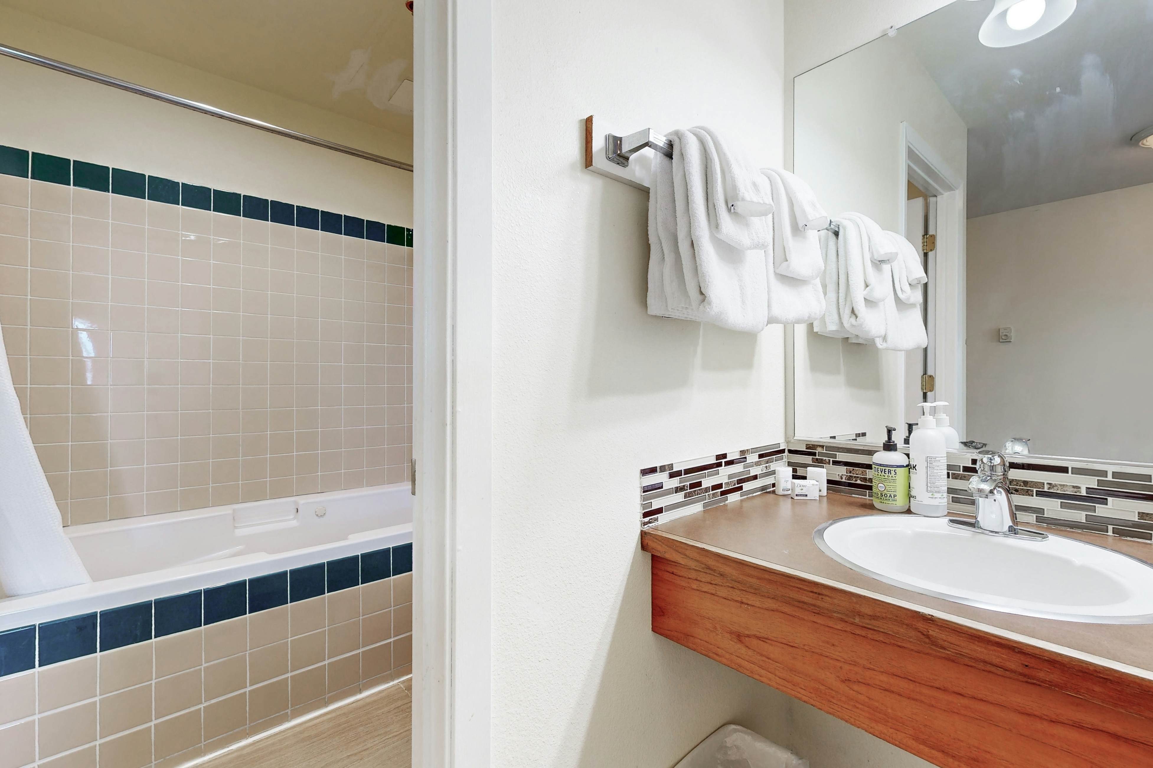 Dog-Friendly Studio with Ocean Views and Balcony - Close to the Beach