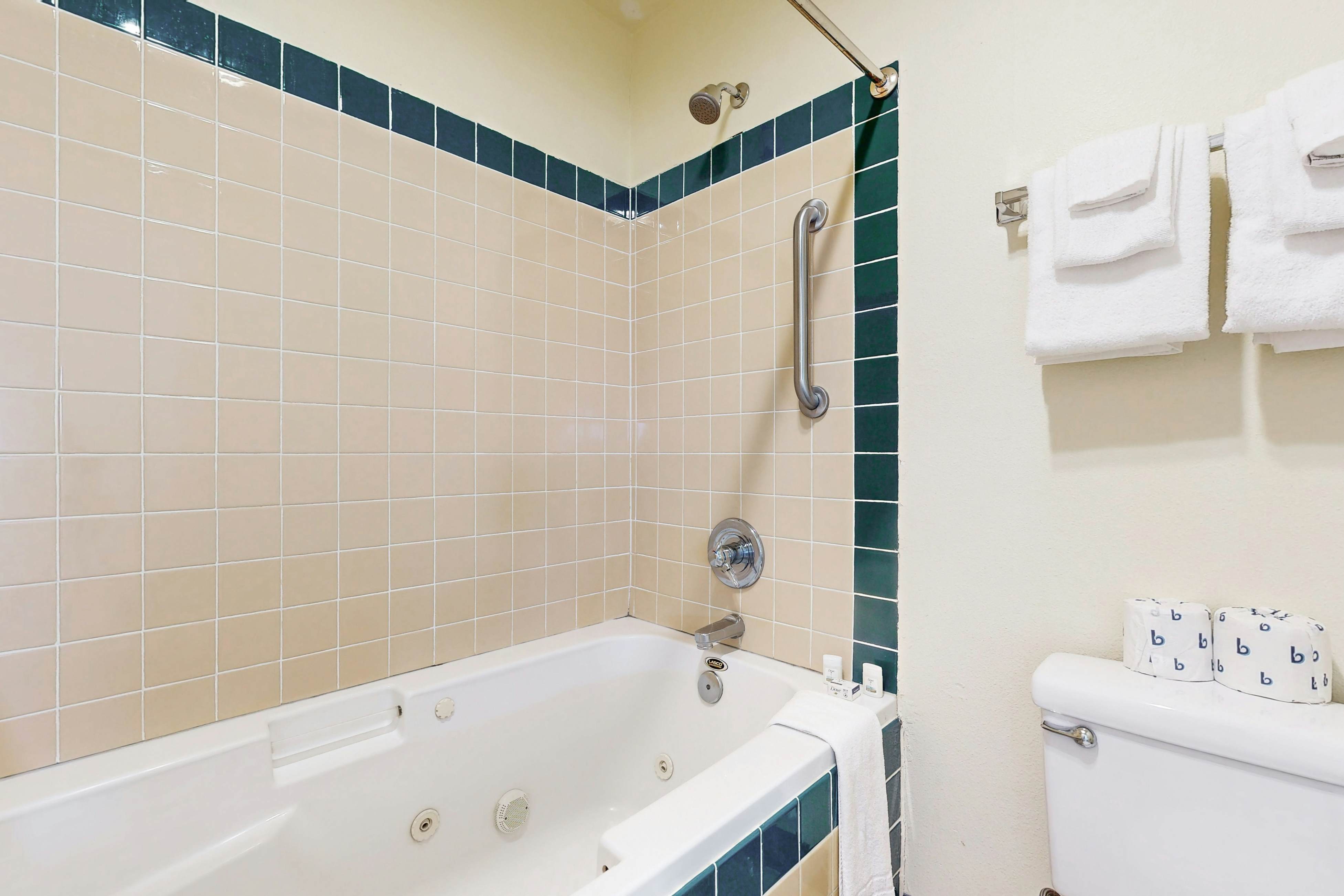 Dog-Friendly Studio with Ocean Views and Balcony - Close to the Beach