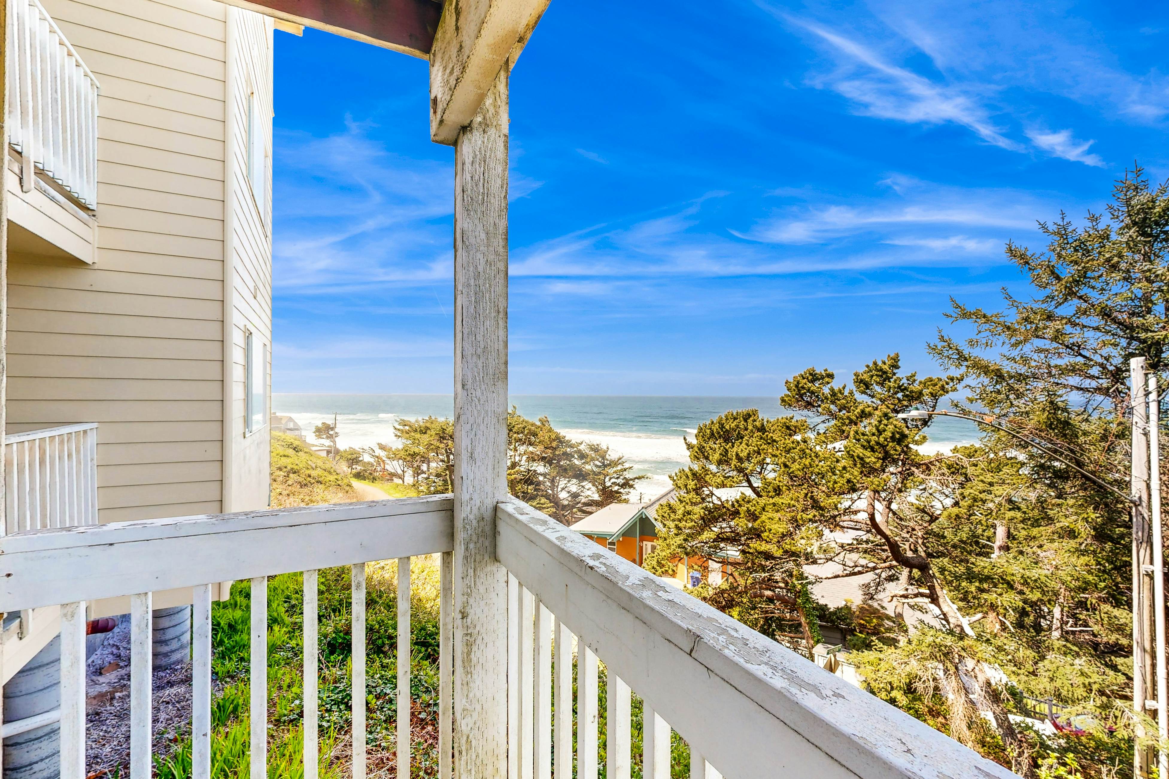 Dog-Friendly Studio with Ocean Views and Balcony - Close to the Beach