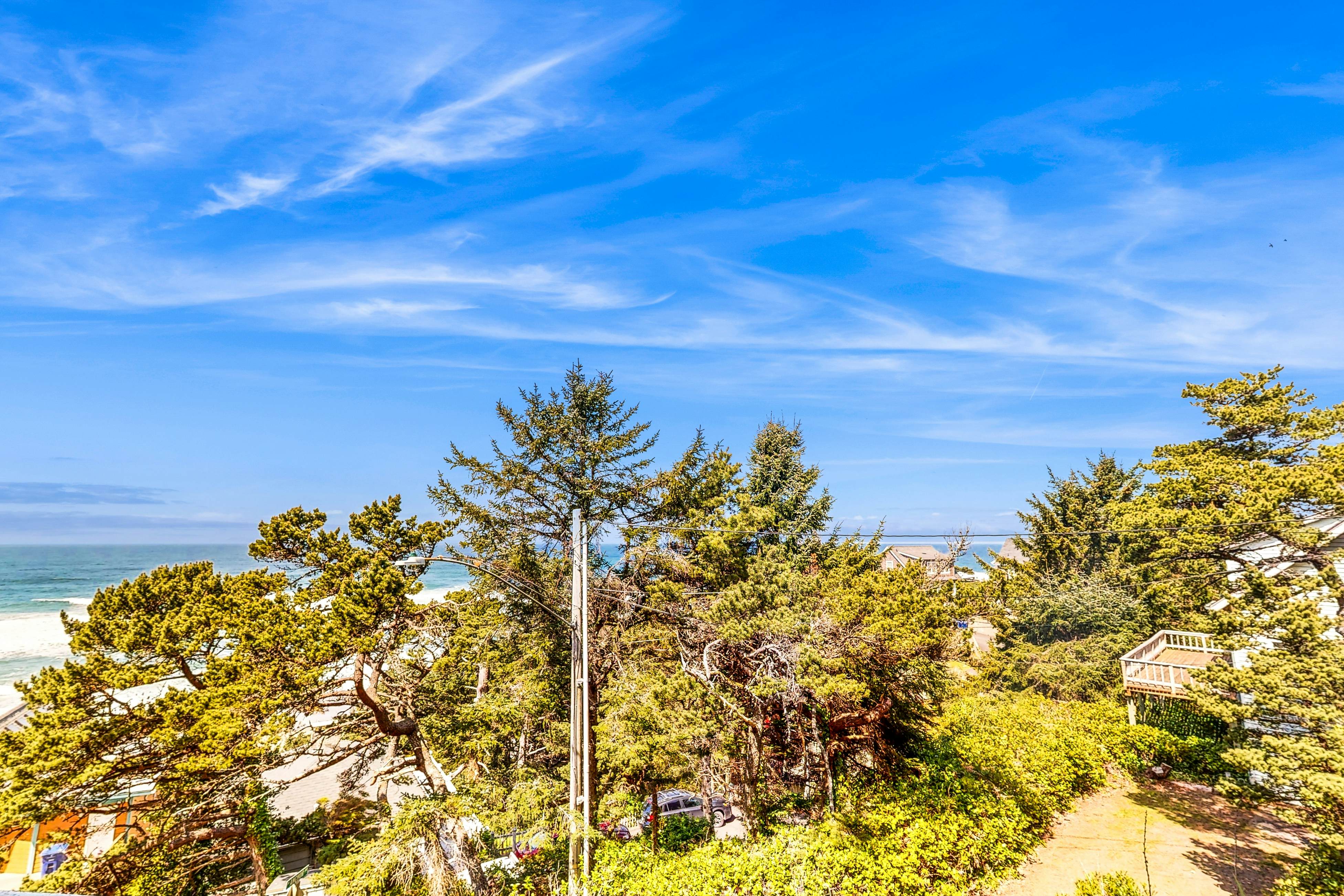 Dog-Friendly Studio with Ocean Views and Balcony - Close to the Beach