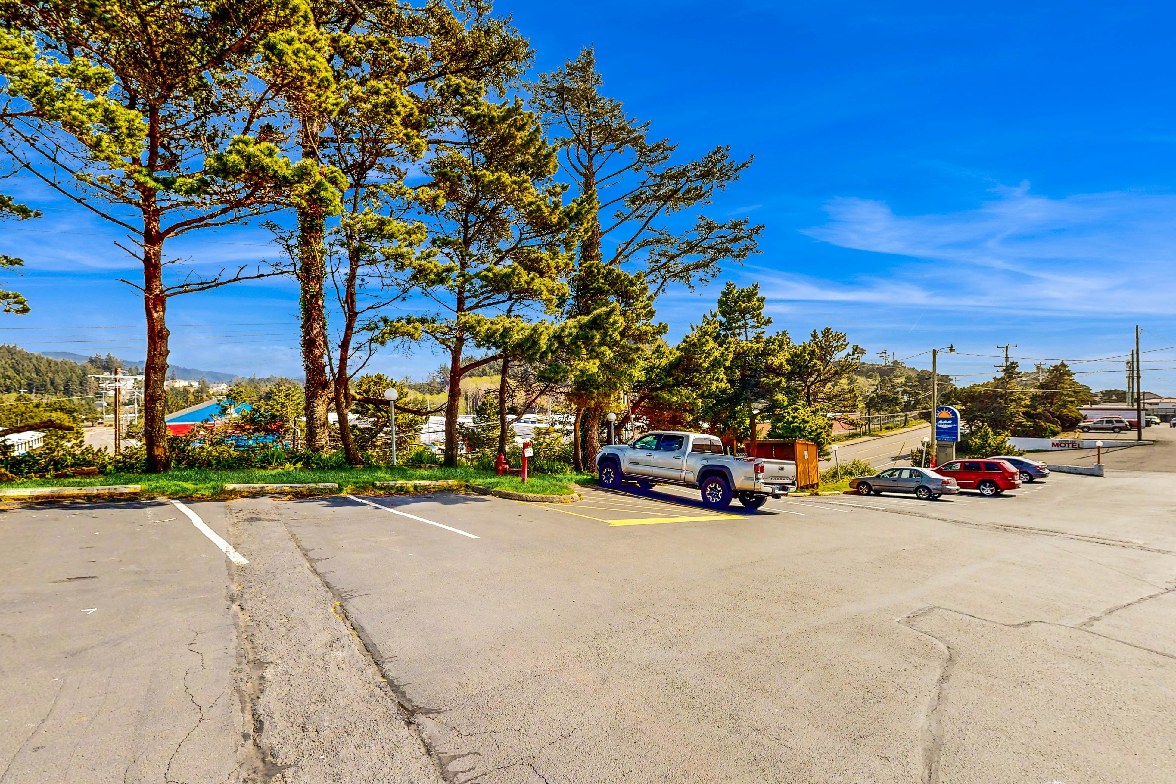 Dog-Friendly Studio with Ocean Views and Balcony - Close to the Beach