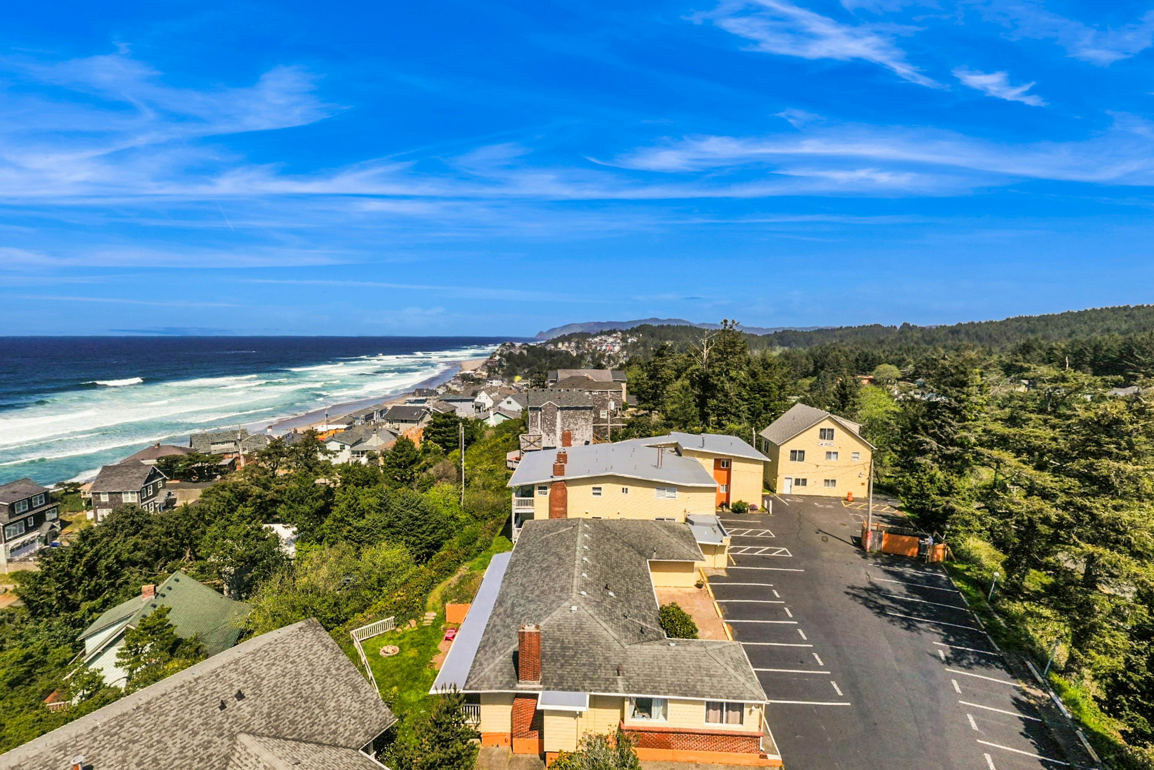 Dog-Friendly Studio with Ocean Views and Balcony - Close to the Beach