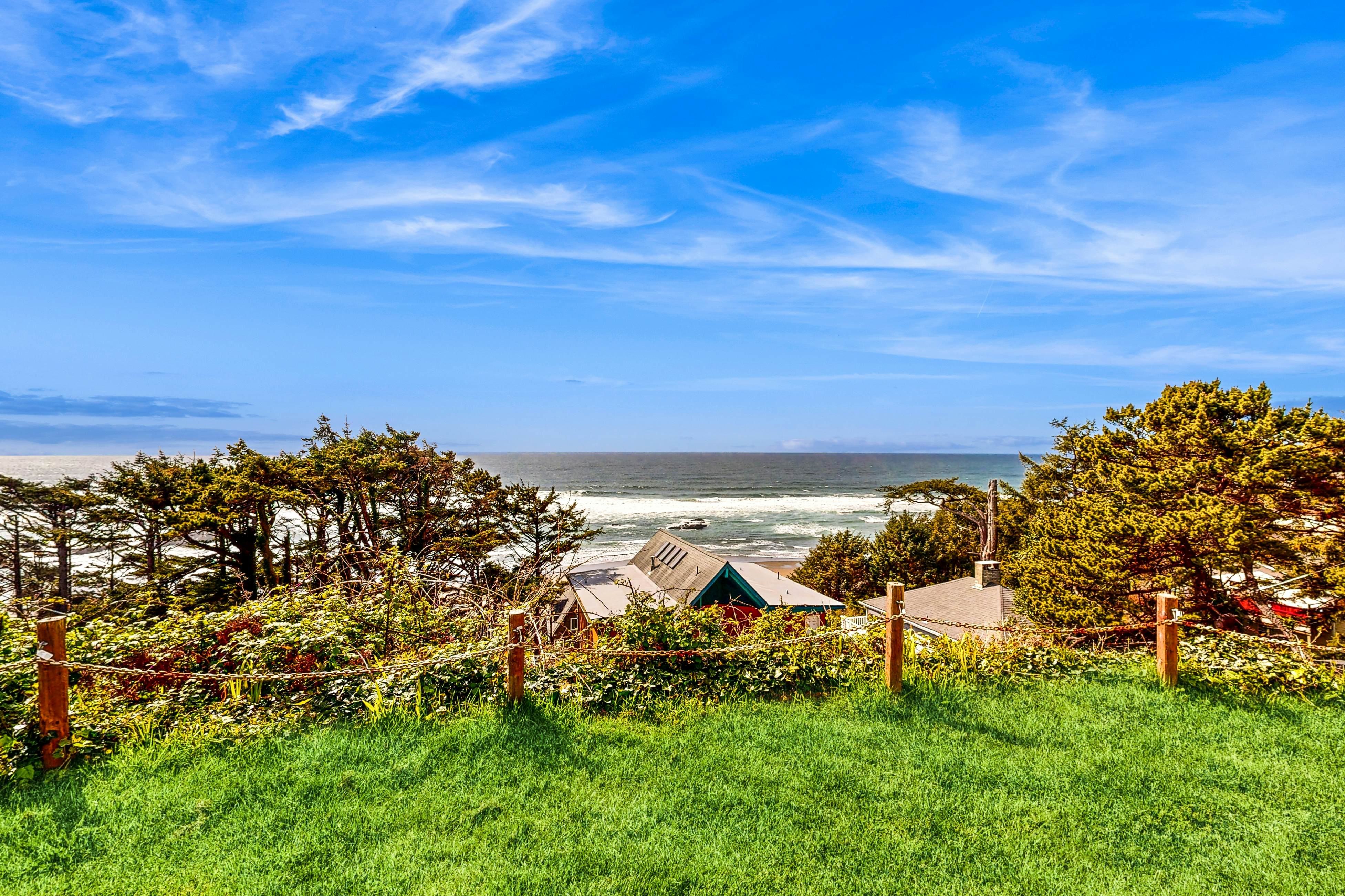 Dog-Friendly Studio with Ocean Views and Balcony - Close to the Beach