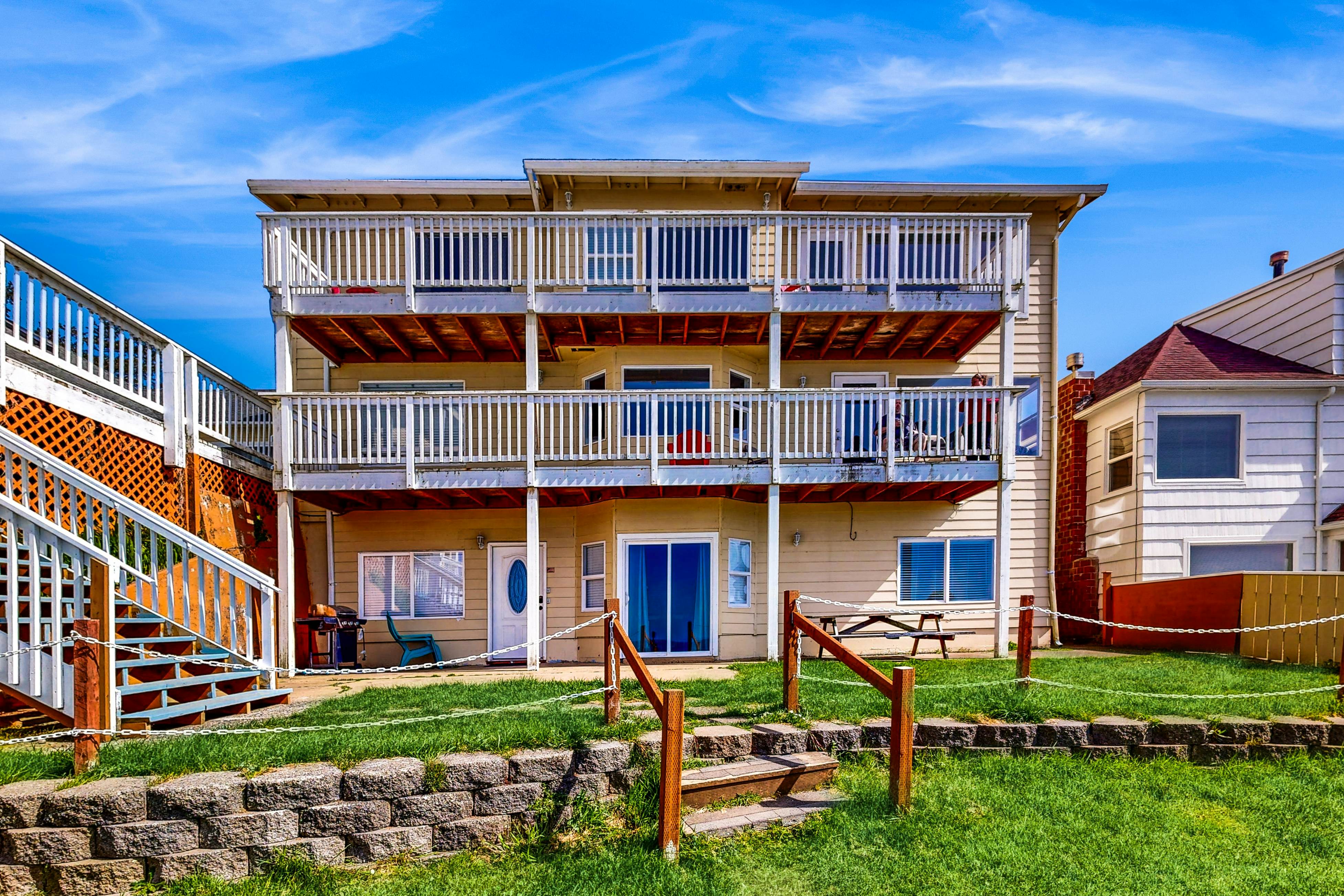 Dog-Friendly Studio with Ocean Views and Balcony - Close to the Beach